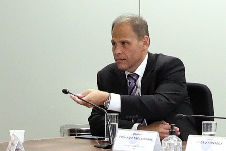 Por que Alexandre de Moraes anulou a audiência do caso Tagliaferro? Moraes anulou a audiência porque o defensor público entrou no caso pouco antes da sessão, impossibilitando uma análise adequada dos autos, o que comprometeu a defesa. Qual foi a reação dos advogados de Tagliaferro à audiência? Os advogados se recusaram a participar em protesto à intimação por edital, ao invés de carta rogatória ao governo italiano. O que motivou a intimação por edital de Tagliaferro? A intimação por edital foi motivada pela ausência dos advogados constituídos, visando garantir a continuidade do processo. Quais são as consequências da anulação da audiência? A anulação permite que Tagliaferro nomeie novos advogados em dez dias. Caso contrário, a Defensoria Pública da União assumirá o caso. Quem são as testemunhas de acusação no caso? A Procuradoria-Geral da República incluiu membros da Polícia Civil envolvidos na prisão em flagrante de Tagliaferro em 2023. Por que Tagliaferro foi preso em flagrante em 2023? Ele foi acusado de violência doméstica e disparo de arma de fogo, levando à sua prisão pela Polícia Civil. Qual foi a suspeita das autoridades ao prender Tagliaferro? As autoridades suspeitaram que o telefone em posse de Tagliaferro era institucional, levando à sua apreensão. O que acontece se Tagliaferro não nomear novos advogados? A Defensoria Pública da União voltará a atuar no caso, com mais tempo para analisar os autos antes de uma nova audiência. Como a decisão de Moraes impacta o direito de defesa de Tagliaferro? Moraes destacou que a nomeação da Defensoria Pública suprimiu a prerrogativa de Tagliaferro de ser defendido por um advogado de sua escolha. Qual é o próximo passo no processo após a anulação da audiência? Após a nomeação de novos advogados ou a atuação da Defensoria, uma nova data será fixada para ouvir as testemunhas novamente. Por que a decisão de Moraes é importante para o processo? A decisão garante que Tagliaferro tenha uma defesa adequada, respeitando seu direito de escolha de advogado. Como a Defensoria Pública da União se prepara para o caso? A DPU terá mais tempo para analisar os autos, garantindo uma defesa mais robusta caso assuma o caso novamente. Qual é o papel do WhatsApp na privacidade dos grupos? As regras de privacidade dos grupos são definidas pelo WhatsApp, permitindo que números sejam vistos por outros integrantes. A decisão de Moraes pode influenciar outros casos semelhantes? Sim, reforça a importância do direito de defesa e da escolha de advogados, podendo servir de precedente em situações similares. Como a decisão de Moraes reflete sobre o sistema judicial brasileiro? Reflete a preocupação com a garantia de direitos fundamentais, como a defesa adequada e a escolha de representação legal.