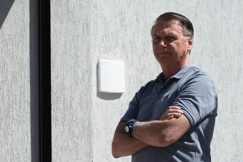 Por que Alexandre de Moraes quer detalhes das funções dos funcionários na casa de Bolsonaro? O ministro do STF, Alexandre de Moraes, quer que a defesa de Bolsonaro detalhe as atividades dos funcionários na casa do ex-presidente. Isso se deve à falta de especificação das funções apresentadas pela defesa. Qual é a situação atual de Jair Bolsonaro? Bolsonaro está em prisão domiciliar no Jardim Botânico, Brasília, após internação por broncopneumonia bacteriana. Ele ficará em casa por 90 dias, quando sua situação será reavaliada. Quais são as possíveis consequências dessa cobrança de Moraes? A defesa de Bolsonaro precisa esclarecer as funções dos funcionários para evitar complicações legais. A falta de detalhes pode resultar em sanções ou questionamentos adicionais. Por que Bolsonaro está em prisão domiciliar? Bolsonaro cumpre prisão domiciliar por decisão do relator, após deixar o hospital. Ele está em casa devido a questões de saúde e por cumprir pena de 27 anos e 3 meses. O que pode acontecer após os 90 dias de prisão domiciliar? Após 90 dias, a situação de Bolsonaro será reavaliada. Ele pode continuar em prisão domiciliar ou retornar à Papudinha, onde cumpre sua pena. Qual é a importância de especificar as funções dos funcionários? Especificar as funções dos funcionários garante transparência e evita suspeitas de irregularidades na casa de Bolsonaro. Isso é crucial para o cumprimento das condições da prisão domiciliar. Como a defesa de Bolsonaro deve proceder agora? A defesa deve apresentar uma lista detalhada das atividades de cada funcionário na residência de Bolsonaro, atendendo à solicitação de Moraes para evitar complicações legais. Qual é o papel de Alexandre de Moraes nesse contexto? Moraes, como ministro do STF, supervisiona o cumprimento das condições da prisão domiciliar de Bolsonaro, garantindo que tudo esteja conforme a lei. Como a saúde de Bolsonaro impacta sua situação legal? A saúde de Bolsonaro, especialmente após a broncopneumonia, foi um fator para a concessão da prisão domiciliar, permitindo que ele se recupere em casa. O que levou à internação de Bolsonaro? Bolsonaro foi internado devido a um quadro de broncopneumonia bacteriana, o que exigiu cuidados médicos e resultou na concessão da prisão domiciliar. Como a prisão domiciliar afeta a rotina de Bolsonaro? A prisão domiciliar limita a liberdade de movimento de Bolsonaro, exigindo que ele permaneça em casa, sob supervisão, enquanto cumpre sua pena. Quais são os desafios legais enfrentados pela defesa de Bolsonaro? A defesa precisa garantir que todas as condições da prisão domiciliar sejam cumpridas, incluindo a especificação das funções dos funcionários, para evitar complicações legais. Como a situação de Bolsonaro é vista pela opinião pública? A prisão domiciliar de Bolsonaro é um tema de debate público, com opiniões divididas sobre sua adequação e as condições impostas. Qual é o próximo passo no processo legal de Bolsonaro? O próximo passo é a reavaliação da prisão domiciliar após 90 dias, onde será decidido se ele continua em casa ou retorna à prisão. Como a decisão de Moraes impacta a defesa de Bolsonaro? A decisão de Moraes pressiona a defesa a fornecer informações detalhadas, garantindo que todas as condições legais sejam atendidas.