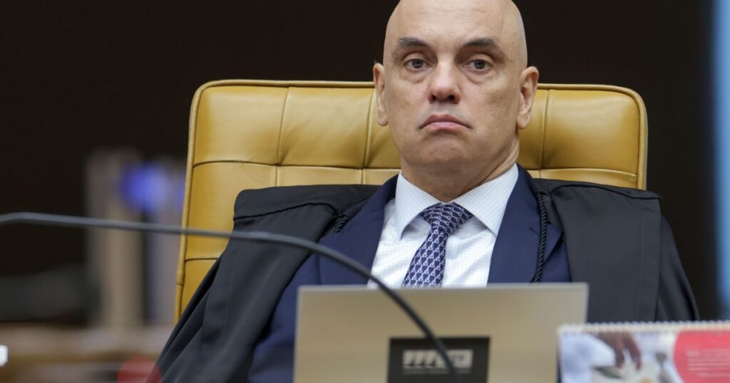 O ministro **Alexandre de Moraes** completa nove anos de atuação no **Supremo Tribunal Federal (STF)**, consolidando-se como uma figura central na Corte. Indicado pelo então presidente **Michel Temer** em 2017, Moraes rapidamente se destacou por sua atuação firme e decisões impactantes. Um dos momentos mais marcantes de sua trajetória foi quando assumiu o comando do chamado **"Inquérito das Fake News"**, que investiga a disseminação de informações falsas e ataques contra instituições democráticas. Segundo a publicação da CNN Brasil, esse inquérito ampliou significativamente o poder e a influência de Moraes dentro do STF, tornando-o uma peça-chave na defesa da democracia e no combate à desinformação. Desde sua nomeação, **Moraes** tem sido protagonista em decisões que moldaram o cenário político e jurídico do Brasil. Sua atuação no **Inquérito das Fake News** é frequentemente destacada como um divisor de águas, não apenas por sua relevância, mas também pelas controvérsias que gerou. De acordo com a CNN Brasil, críticos argumentam que o inquérito extrapola os limites constitucionais, enquanto defensores afirmam que ele é essencial para proteger a integridade das instituições democráticas. Essa dualidade reflete a complexidade do papel de Moraes no STF, onde ele navega entre a necessidade de garantir a liberdade de expressão e a responsabilidade de combater abusos que ameaçam a ordem pública. Ao longo desses nove anos, **Alexandre de Moraes** consolidou sua posição como um dos ministros mais influentes do STF, segundo o site da CNN Brasil. Sua trajetória é marcada por decisões que frequentemente geram debates acalorados, tanto no meio jurídico quanto na sociedade em geral. Além do **Inquérito das Fake News**, Moraes também tem se destacado em outras áreas, como a defesa dos direitos fundamentais e a garantia do processo eleitoral. Sua atuação no STF continua a ser observada de perto, à medida que ele desempenha um papel crucial na manutenção do equilíbrio entre os poderes e na proteção dos princípios democráticos no Brasil.
