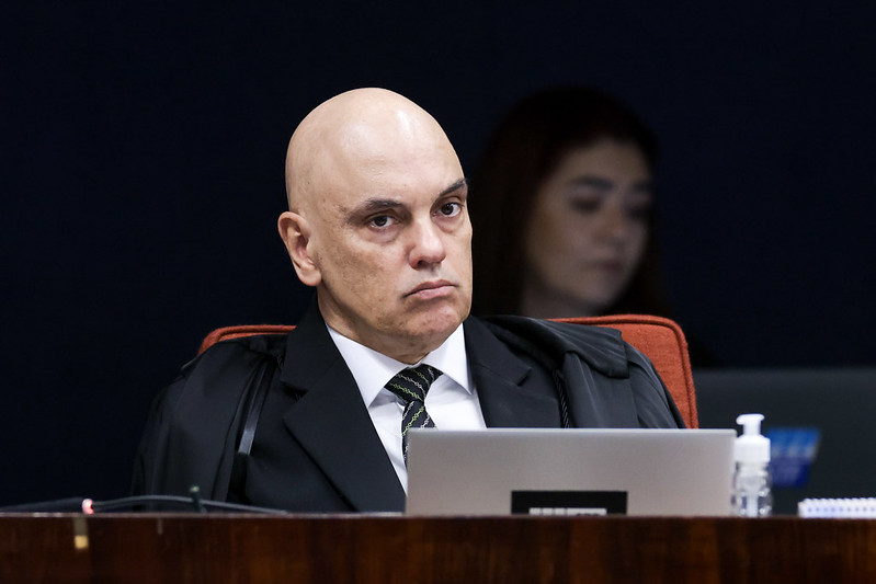 O ministro Alexandre de **Moraes** determinou um prazo de cinco dias para que o estado do **Rio de Janeiro** entregue à **Polícia Federal** os vídeos relacionados à operação contra o **Comando Vermelho** (CV). Esta decisão surge no contexto de uma investigação mais ampla sobre as atividades do grupo criminoso, que é um dos mais influentes no tráfico de drogas no Brasil. A medida visa garantir que todas as evidências sejam devidamente analisadas pelas autoridades federais, assegurando a transparência e a eficácia das investigações em curso. De acordo com informações da **Polícia Federal**, a plataforma online disponibilizada pelo órgão estadual do Rio de Janeiro permite apenas a reprodução direta dos arquivos de vídeo, sem a opção de download. Essa limitação técnica tem sido um obstáculo para a análise detalhada dos materiais, que são essenciais para o avanço das investigações. A exigência de **Moraes** busca contornar essa dificuldade, garantindo que os vídeos possam ser acessados e examinados de forma mais eficiente pelas autoridades competentes. A operação contra o **Comando Vermelho** é parte de um esforço contínuo para combater o crime organizado no Brasil. O grupo, conhecido por sua atuação violenta e bem estruturada, representa um desafio significativo para as forças de segurança. A decisão de **Moraes** reflete a importância de uma colaboração estreita entre as diferentes esferas do governo e as agências de segurança para enfrentar essa ameaça. A entrega dos vídeos à **Polícia Federal** é um passo crucial nesse processo, permitindo que as investigações avancem com base em evidências concretas e detalhadas.