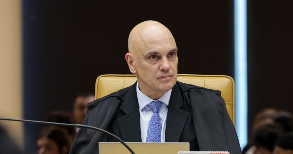 O ministro do Supremo Tribunal Federal (STF), Alexandre de **Moraes**, afirmou que os deputados **Josimar Maranhãozinho**, **Pastor Gil** e **Bosco Costa**, todos do Partido Liberal (PL), tratavam as emendas parlamentares como se fossem bens privados. Segundo a publicação da CNN Brasil, esses parlamentares são acusados de desviar recursos públicos e cobrar propina, o que configura um grave desvio de função e abuso de poder. As emendas parlamentares, que deveriam ser destinadas a projetos de interesse público, foram supostamente utilizadas para fins pessoais, comprometendo a integridade e a transparência do processo legislativo. De acordo com a investigação, os deputados teriam se beneficiado financeiramente ao manipular a destinação das emendas, prática que envolve a cobrança de propina para liberar recursos a determinados municípios ou projetos. Segundo o site da CNN Brasil, essa prática não apenas viola princípios éticos, mas também compromete a confiança pública nas instituições governamentais. O caso levanta preocupações sobre a fiscalização e o controle do uso das emendas parlamentares, que são instrumentos importantes para o desenvolvimento regional, mas que, quando mal utilizados, podem se tornar ferramentas de corrupção. A denúncia contra os deputados do PL destaca a necessidade de uma reforma no sistema de emendas parlamentares para garantir maior transparência e responsabilidade no uso dos recursos públicos. Conforme mencionado na publicação, o ministro Alexandre de Moraes enfatizou a importância de tratar as emendas com a seriedade que o cargo exige, lembrando que os recursos são destinados ao bem comum e não devem ser apropriados para interesses pessoais. Este caso serve como um alerta para a necessidade de mecanismos mais rigorosos de controle e prestação de contas, a fim de evitar que práticas corruptas comprometam o funcionamento do sistema democrático e a confiança da população em seus representantes.