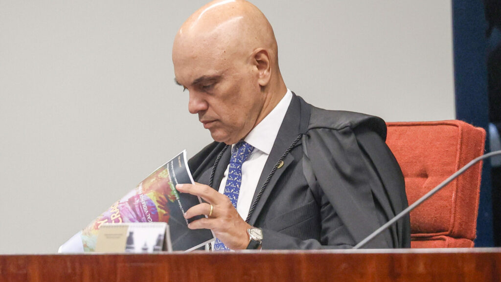 O ministro do Supremo Tribunal Federal (**STF**), Alexandre de **Moraes**, tem enfrentado questionamentos após a revelação de um contrato envolvendo sua esposa, Viviane Barci de Moraes, com o **Banco Master**. Segundo a publicação, a situação gerou debates sobre possíveis conflitos de interesse, especialmente considerando a posição de destaque de Moraes no cenário jurídico brasileiro. A relação entre o ministro e o diretor-geral da Polícia Federal (**PF**) também foi colocada em foco, levantando dúvidas sobre a imparcialidade e a transparência nas interações entre o Judiciário e outras instituições. De acordo com o site, o contrato de Viviane Barci de Moraes com o Banco Master trouxe à tona discussões sobre a necessidade de maior clareza nas relações pessoais e profissionais de figuras públicas. A preocupação central gira em torno da possibilidade de que tais relações possam influenciar decisões judiciais ou administrativas. O Banco Master, sendo uma instituição financeira de relevância, pode ter interesses que se cruzam com questões judiciais, o que intensifica a necessidade de escrutínio sobre as conexões pessoais de membros do STF. Além disso, a presença de Alexandre de Moraes e do diretor-geral da PF em eventos ou reuniões conjuntas levanta questões sobre a independência das investigações conduzidas pela Polícia Federal. Segundo a publicação, a proximidade entre membros do Judiciário e da PF pode ser vista como um fator de risco para a autonomia das operações policiais. A transparência e a integridade das instituições são fundamentais para manter a confiança pública, e situações como essa destacam a importância de estabelecer limites claros e regras de conduta para evitar qualquer percepção de favorecimento ou parcialidade.