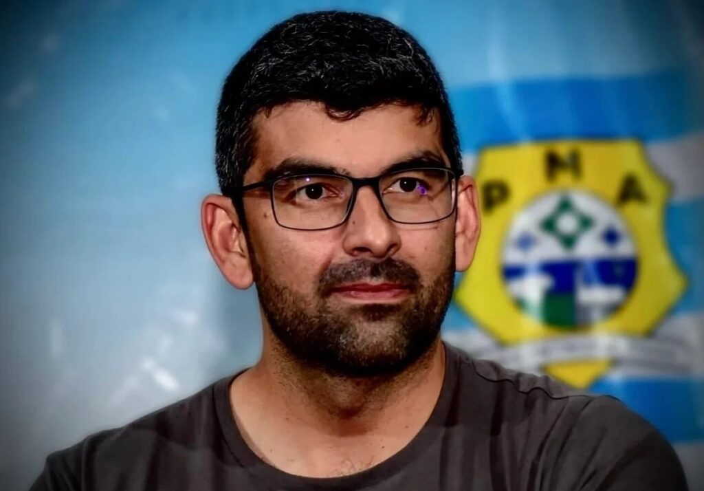 O ministro **Alexandre de Moraes**, do Supremo Tribunal Federal (STF), autorizou a continuidade de uma investigação contra o prefeito de **Ananindeua**, no estado do Pará, **Daniel Santos**. A investigação é conduzida pelo **Ministério Público do Pará** e tem como foco a apuração de possíveis fraudes em licitações e corrupção envolvendo agentes públicos. Segundo a publicação, a decisão de Moraes permite que as autoridades prossigam com as diligências necessárias para esclarecer os fatos e determinar a extensão das irregularidades. De acordo com o site, o processo investigativo busca identificar se houve manipulação em processos licitatórios, que são procedimentos administrativos para a contratação de serviços ou aquisição de produtos pelo poder público. A suspeita é que tais fraudes possam ter beneficiado empresas específicas em detrimento de outras, comprometendo a lisura e a competitividade que devem nortear essas contratações. Além disso, a investigação também examina a possível participação de agentes públicos em esquemas de corrupção, o que, se comprovado, pode resultar em graves consequências legais para os envolvidos. A decisão de Moraes é significativa, pois reafirma o compromisso do judiciário em combater a corrupção e garantir a transparência na administração pública. A continuidade da investigação é um passo importante para assegurar que eventuais irregularidades sejam devidamente apuradas e que os responsáveis sejam responsabilizados. O caso do prefeito Daniel Santos em Ananindeua destaca a importância de mecanismos de controle e fiscalização eficientes para prevenir e combater práticas ilícitas na gestão pública, promovendo assim a integridade e a confiança nas instituições governamentais.