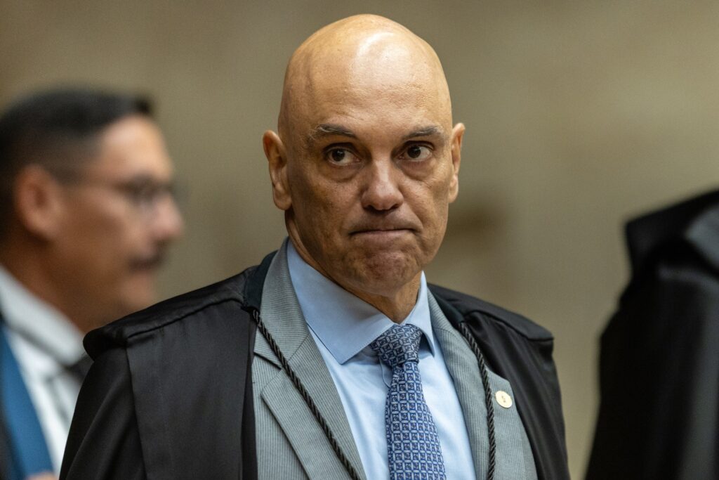 **Washington Travassos de Azevedo**, um contador residente no Rio de Janeiro, foi detido e encaminhado ao **Complexo Penitenciário de Gericinó**. A prisão ocorreu no último dia 13, sob a ordem do ministro **Alexandre de Moraes**, do Supremo Tribunal Federal (STF). Azevedo é suspeito de envolvimento no **vazamento de dados pessoais** de parentes de ministros do STF, um caso que levantou preocupações significativas sobre a segurança e a privacidade de informações sensíveis. A decisão de prender Azevedo faz parte de uma investigação mais ampla sobre a divulgação não autorizada de dados pessoais, que tem sido uma questão crítica no Brasil, especialmente quando envolve figuras públicas e suas famílias. O vazamento de informações pessoais pode ter consequências graves, incluindo riscos à segurança e à integridade das pessoas envolvidas. No contexto atual, onde a proteção de dados é uma prioridade global, casos como este destacam a importância de medidas rigorosas para prevenir e punir tais infrações. O **Complexo Penitenciário de Gericinó**, localizado no Rio de Janeiro, é uma das principais instalações prisionais do estado, onde Azevedo está atualmente detido. A prisão preventiva é uma medida cautelar que visa garantir que o investigado não interfira nas investigações em andamento ou represente um risco à ordem pública. A decisão de Moraes reflete a gravidade com que o STF está tratando o caso, sublinhando a necessidade de proteger informações sensíveis de possíveis abusos. A investigação sobre o vazamento de dados está sendo conduzida com rigor, e as autoridades estão empenhadas em identificar todos os envolvidos. O vazamento de dados pessoais de figuras públicas não apenas compromete a segurança individual, mas também pode ter implicações políticas e sociais mais amplas. A proteção de dados é um direito garantido pela legislação brasileira, e violações podem resultar em penalidades severas. O caso de Washington Travassos de Azevedo destaca a crescente preocupação com a **segurança da informação** no Brasil. Em um mundo cada vez mais digital, a proteção de dados pessoais tornou-se uma prioridade para governos, empresas e indivíduos. A legislação brasileira, incluindo a **Lei Geral de Proteção de Dados (LGPD)**, estabelece diretrizes claras sobre como os dados devem ser coletados, armazenados e compartilhados, e prevê sanções para aqueles que violam essas normas. A prisão de Azevedo é um lembrete da importância de se respeitar as leis de proteção de dados e da vigilância contínua necessária para garantir que informações sensíveis não sejam comprometidas. À medida que a investigação avança, espera-se que mais detalhes sejam revelados, ajudando a esclarecer o escopo do vazamento e as motivações por trás dele. Em suma, o caso ressalta a necessidade de uma abordagem proativa para a segurança da informação, garantindo que todos os cidadãos, independentemente de sua posição ou relação com figuras públicas, tenham seus dados pessoais protegidos contra acessos não autorizados e usos indevidos. A ação do ministro Alexandre de Moraes demonstra o compromisso do STF em proteger a privacidade e a segurança de seus membros e suas famílias, reforçando a importância de uma resposta judicial firme e eficaz em casos de violação de dados.