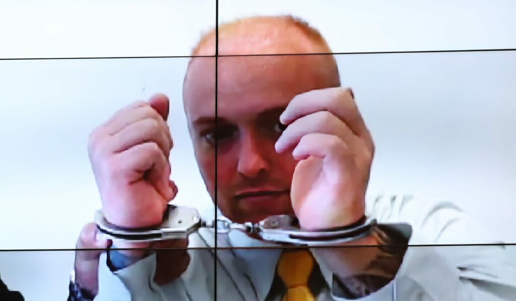 O ministro **Alexandre de Moraes**, do Supremo Tribunal Federal (**STF**), decidiu manter a decisão que impede a saída temporária da prisão de **Walter Delgatti Neto**, conhecido como o hacker responsável por uma série de invasões cibernéticas. Segundo a publicação, a defesa de Delgatti havia solicitado que o magistrado reconsiderasse sua decisão anterior, que já havia negado o pedido de saída temporária. Essa decisão foi reafirmada na última quinta-feira, dia 19, quando Moraes rejeitou o novo pedido da defesa. A manutenção da decisão reflete a postura do STF em casos que envolvem crimes cibernéticos de grande repercussão. Em maio do ano passado, Walter Delgatti Neto foi condenado pela Primeira Turma do STF, o que reforça a gravidade das acusações contra ele. Segundo o site O Antagonista, Delgatti foi responsável por uma série de invasões que tiveram grande impacto, inclusive envolvendo figuras públicas e autoridades. A decisão de Alexandre de Moraes de manter Delgatti preso sem a possibilidade de saída temporária demonstra a preocupação do tribunal com a segurança e a integridade das informações digitais, além de servir como um exemplo de que crimes cibernéticos são tratados com seriedade pela justiça brasileira. A decisão de Moraes também destaca a importância de um sistema judicial rigoroso no combate a crimes digitais. Segundo a publicação, a negativa ao pedido de saída temporária de Delgatti é vista como uma medida necessária para garantir que a justiça seja cumprida de forma eficaz. O caso de Walter Delgatti Neto serve como um alerta para a sociedade sobre os riscos e as consequências legais das atividades cibernéticas ilícitas. A postura firme do STF, representada pela decisão de Alexandre de Moraes, reforça a mensagem de que o combate ao crime cibernético é uma prioridade e que a justiça está comprometida em proteger a segurança digital do país.