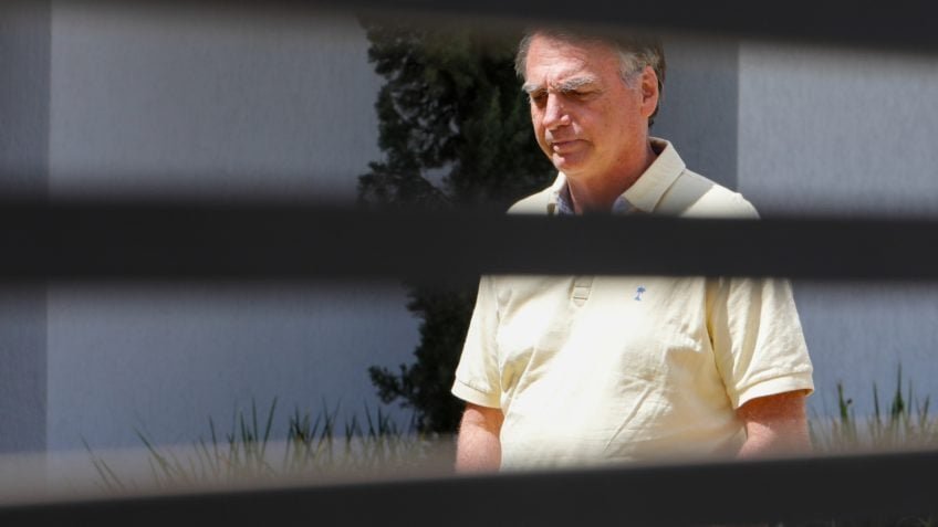 Por que Alexandre de Moraes negou o acesso irrestrito dos filhos a Bolsonaro? O ministro do STF, Alexandre de Moraes, negou o acesso irrestrito dos filhos de Bolsonaro, alegando falta de "viabilidade jurídica". A decisão visa manter as regras da prisão domiciliar sem flexibilizações. Qual é a justificativa para a decisão de Moraes? Moraes afirmou que a mudança de local de cumprimento da pena não é uma progressão para um regime mais brando, portanto, não justifica flexibilizar as regras de acesso. Quais são as condições impostas para a prisão domiciliar de Bolsonaro? As visitas de advogados, incluindo Flávio Bolsonaro, são permitidas apenas em dias úteis, com duração máxima de 30 minutos. O agendamento prévio é obrigatório, e apenas um advogado pode visitá-lo por vez. Como será feito o controle das visitas a Bolsonaro? O núcleo de custódia da PMDF é responsável pelo controle das visitas, devendo enviar relatórios semanais ao Supremo sobre o cumprimento das regras estabelecidas. Quais são as consequências do descumprimento das regras da prisão domiciliar? O descumprimento das regras pode resultar na revogação da prisão domiciliar e no retorno de Bolsonaro ao regime fechado ou, se necessário, ao hospital penitenciário. Quem está autorizado a entrar na residência de Bolsonaro? Profissionais como seguranças, motoristas, empregados domésticos, médicos e fisioterapeutas estão autorizados, mas devem passar por vistoria prévia e não podem portar celulares ou eletrônicos. Por que Bolsonaro está em prisão domiciliar temporária? Bolsonaro está em prisão domiciliar temporária devido a uma broncopneumonia bacteriana grave nos dois pulmões, após ter alta hospitalar. Qual é o tempo estimado para a recuperação de Bolsonaro? Segundo a literatura médica, a recuperação total dos pulmões de um idoso pode durar de 45 a 90 dias. Após esse período, a situação será reavaliada. O que acontecerá após o prazo de recuperação de Bolsonaro? Após o prazo de recuperação, será reanalisada a necessidade de manutenção da prisão domiciliar humanitária, podendo incluir uma perícia médica. Por que a prisão domiciliar de Bolsonaro é considerada humanitária? A prisão domiciliar é considerada humanitária devido ao estado de saúde de Bolsonaro, que requer cuidados médicos contínuos durante a recuperação. Como a decisão de Moraes impacta a defesa de Bolsonaro? A decisão limita o acesso dos filhos e advogados, exigindo que a defesa se adapte às condições impostas, o que pode dificultar a comunicação direta. Quais são as implicações políticas da decisão de Moraes? A decisão pode ter implicações políticas, especialmente para Flávio Bolsonaro, que é senador e pré-candidato à Presidência, ao limitar seu acesso ao pai. Como a saúde de Bolsonaro influenciou a decisão de prisão domiciliar? A gravidade da broncopneumonia de Bolsonaro foi um fator crucial para a concessão da prisão domiciliar, visando garantir sua recuperação adequada. Quais são os próximos passos para a defesa de Bolsonaro? A defesa deve seguir as regras impostas e aguardar a reavaliação após o período de recuperação, podendo apresentar novos pedidos conforme necessário. Como a decisão de Moraes reflete o papel do STF? A decisão demonstra o papel do STF em garantir o cumprimento das leis e das condições judiciais, mesmo em casos de figuras públicas de destaque.