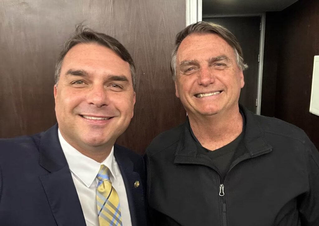 Por que Alexandre de Moraes negou o pedido dos filhos de Bolsonaro? O ministro Alexandre de Moraes negou o pedido por falta de viabilidade jurídica. Ele manteve as restrições de visitação, afirmando que não há base legal para rever as condições impostas anteriormente. Quais são as regras de visitação para os filhos de Bolsonaro? Os filhos que não moram com Bolsonaro podem visitá-lo às quartas e sábados, em horários específicos: 8h-10h, 11h-13h e 14h-16h, sem necessidade de autorização judicial prévia. Flávio Bolsonaro tem acesso diferenciado à residência? Sim, Flávio Bolsonaro, como advogado de defesa do pai, pode entrar diariamente na casa, respeitando a regra de acesso para defensores, que permite visitas de até 30 minutos entre 8h20 e 18h. Quem mais pode visitar Bolsonaro sem autorização judicial? Além dos advogados, médicos responsáveis pelo acompanhamento de Bolsonaro podem visitá-lo sem autorização judicial. Michelle e Laura Bolsonaro também têm acesso livre por residirem na casa. Quais são as restrições de segurança na residência de Bolsonaro? Todos os visitantes passam por vistoria prévia, e celulares e eletrônicos devem ser deixados com a segurança. Voos de drones nas proximidades são proibidos. Qual é a equipe médica que acompanha Bolsonaro? A equipe médica inclui os cardiologistas Brasil Caiado e Leandro Echenique, o cirurgião Cláudio Birolini e o fisioterapeuta Kleber Antônio Caiado de Freitas. A lista de enfermeiros ainda será definida. Por que Bolsonaro está em prisão domiciliar? Bolsonaro cumpre prisão domiciliar por 90 dias devido ao estado de saúde debilitado após internação por broncopneumonia bacteriana. Ele recebeu alta hospitalar e retornou à residência no Jardim Botânico. Como a decisão de Moraes impacta a articulação política de Bolsonaro? As condições impostas restringem o uso político da residência, dificultando que a casa funcione como ponto de articulação permanente de aliados e pré-candidatos, limitando a capacidade de operação política. Qual foi a rotina de Bolsonaro durante a custódia anterior? No 19º Batalhão da PMDF, Bolsonaro recebeu 206 atendimentos médicos, 18 sessões de fisioterapia, 48 sessões de caminhada, atendimento de advogados em 40 dias e 40 visitas de terceiros autorizadas. Quem visitou Bolsonaro durante a custódia anterior? Visitantes incluíram o governador Tarcísio de Freitas, senadores como Rogério Marinho e deputados como Nikolas Ferreira. Esses encontros ajudaram a manter Bolsonaro no centro das decisões eleitorais. Como a prisão domiciliar afeta a influência política de Bolsonaro? A prisão domiciliar reduz a capacidade de Bolsonaro de operar politicamente, limitando sua interlocução com aliados e influência sobre o PL e setores da direita, em comparação com períodos de custódia anteriores. Qual foi o papel de Bolsonaro na definição de pré-candidaturas? Mesmo sob restrições, Bolsonaro participou da definição de pré-candidaturas do partido ao Senado e indicou Flávio Bolsonaro como seu nome para disputar a Presidência pelo PL. Quais são as condições de trabalho na residência de Bolsonaro? A residência conta com oito motoristas e seguranças, duas empregadas domésticas, uma manicure e um piscineiro. A defesa apresentou essa relação ao STF para regulamentação das visitas e segurança.