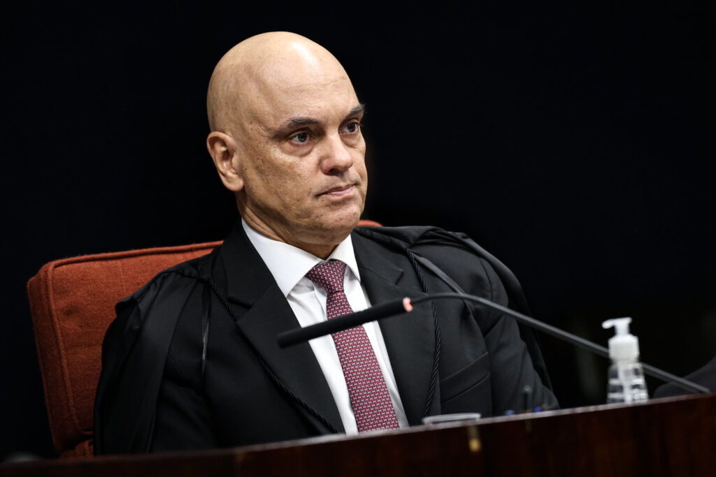 O ministro **Alexandre de Moraes** negou um recurso apresentado por um desafeto de **Vorcaro**, em um caso que envolve questões jurídicas complexas e interesses conflitantes. Segundo a publicação, o escritório de advocacia de **Viviane Barci de Moraes**, esposa do ministro, estava envolvido na primeira instância do processo, movendo uma queixa-crime em nome de Vorcaro contra Timerman. Essa situação levanta discussões sobre possíveis conflitos de interesse e a imparcialidade das decisões judiciais, especialmente quando há relações pessoais entre as partes envolvidas. Na primeira instância, o escritório de Viviane Barci de Moraes desempenhou um papel ativo ao representar Vorcaro, o que adiciona uma camada de complexidade ao caso. Segundo o site, a queixa-crime foi movida contra Timerman, que é descrito como um desafeto de Vorcaro. Essa relação entre as partes e o envolvimento do escritório da esposa do ministro traz à tona questões sobre a transparência e a ética no sistema judiciário, especialmente quando decisões importantes são tomadas por figuras de autoridade que possuem conexões pessoais com os envolvidos. O desfecho do recurso, com a negativa por parte de Alexandre de Moraes, destaca a importância de se discutir a influência de relações pessoais em decisões judiciais. Segundo a publicação, esse caso específico serve como um exemplo de como a proximidade entre advogados e juízes pode ser percebida e questionada pela sociedade. A situação ressalta a necessidade de um sistema judiciário que não apenas seja justo, mas que também pareça justo aos olhos do público, garantindo que todas as partes envolvidas recebam um tratamento equitativo e imparcial.