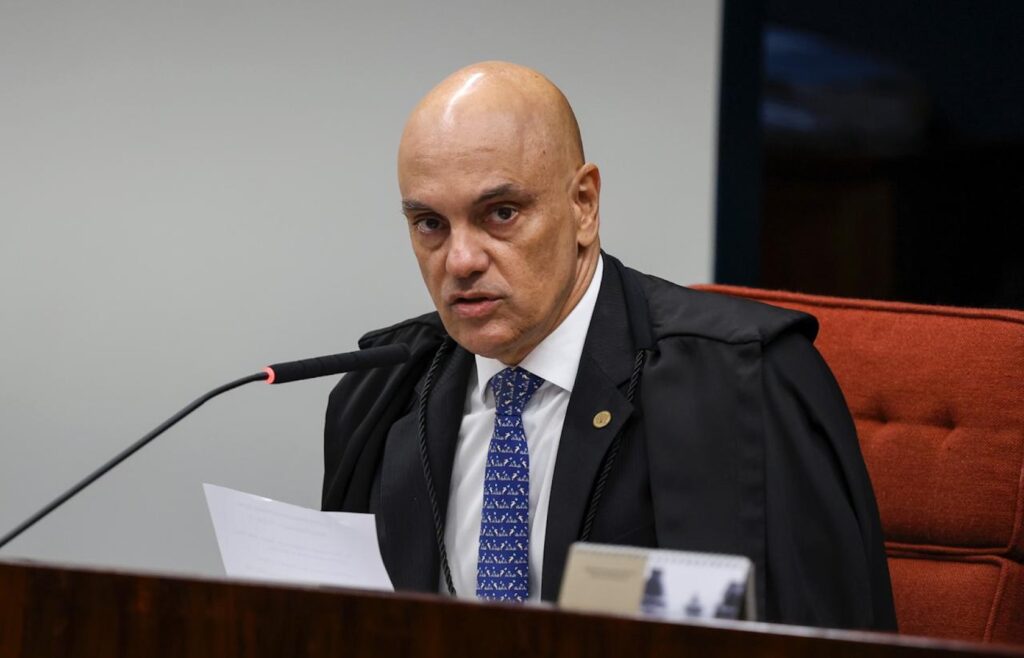 O ministro do Supremo Tribunal Federal (**STF**), Alexandre de Moraes, solicitou que a Procuradoria-Geral da República (**PGR**) se manifeste sobre um pedido de concessão de **prisão domiciliar humanitária** para o ex-presidente Jair Bolsonaro. Segundo a publicação do site Poder360, essa solicitação é parte de um processo que avalia as condições e circunstâncias que poderiam justificar a mudança do regime de prisão. A decisão de Moraes reflete a importância de um parecer técnico e jurídico da PGR para embasar qualquer decisão futura sobre o caso. De acordo com o site, a prisão domiciliar humanitária é uma medida que pode ser considerada em situações onde o detento apresenta condições de saúde que não podem ser adequadamente tratadas no sistema prisional comum. Essa modalidade de prisão visa garantir que os direitos humanos e a dignidade do detento sejam preservados, especialmente em casos de saúde debilitada. A solicitação de Moraes à PGR indica que o STF está buscando uma análise detalhada e criteriosa das condições de Bolsonaro, a fim de assegurar que qualquer decisão tomada seja fundamentada em critérios legais e humanitários. O pedido de manifestação da PGR é um passo importante no processo judicial, pois a Procuradoria tem o papel de oferecer uma análise imparcial e técnica sobre a viabilidade e necessidade da prisão domiciliar. Conforme destacado pelo Poder360, a decisão final sobre a concessão ou não da prisão domiciliar para Bolsonaro dependerá do parecer da PGR, que deverá considerar aspectos legais, médicos e humanitários. Este caso destaca a complexidade das decisões judiciais que envolvem figuras públicas e a necessidade de um equilíbrio entre a aplicação da lei e o respeito aos direitos humanos.