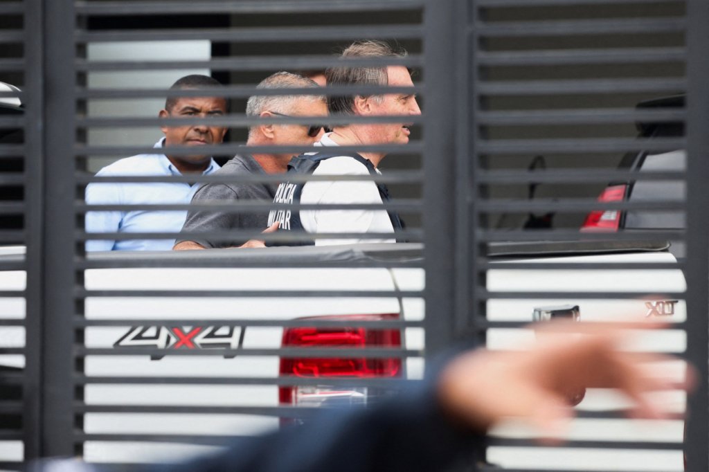 Por que Alexandre de Moraes proibiu drones na casa de Bolsonaro? A decisão de Moraes visa proteger a privacidade e segurança do ex-presidente, após relatos de drones não autorizados sobrevoando a área. Qual é a extensão da proibição de drones? A proibição abrange um raio de 100 metros ao redor da residência de Bolsonaro, no Jardim Botânico, em Brasília. Quais são as consequências para quem descumprir a ordem? A Polícia Militar do DF deve abater e apreender drones que descumpram a ordem, além de prender os operadores em flagrante. Por que a Polícia Militar foi acionada? A PM foi acionada após a identificação de drones não autorizados sobrevoando a casa de Bolsonaro, conforme relatório enviado ao STF. Qual foi a reação dos apoiadores de Bolsonaro? Apoiadores criticaram nas redes sociais o uso de um drone pela TV Globo para cobrir a residência do ex-presidente. Como Moraes justificou a proibição dos drones? Moraes citou normas que exigem distância mínima de 30 metros de pessoas em áreas povoadas, classificando o sobrevoo como violação de privacidade. Quais crimes podem ser associados ao uso indevido de drones? O uso indevido pode ser enquadrado como violação de domicílio e atentado contra a segurança do transporte aéreo, com penas de 2 a 5 anos. Quem foi comunicado sobre a decisão de Moraes? A PMDF, o Núcleo de Custódia da Polícia Militar e a Procuradoria-Geral da República foram informados da decisão. Qual é a situação atual de Bolsonaro? Bolsonaro está em prisão domiciliar humanitária temporária de 90 dias, autorizada para sua recuperação de broncopneumonia. Por que a prisão domiciliar foi concedida a Bolsonaro? A prisão domiciliar foi concedida por razões humanitárias, permitindo que ele se recupere de uma broncopneumonia. Qual é a pena que Bolsonaro cumpre atualmente? Bolsonaro cumpre uma pena de 27 anos de prisão pela tentativa de golpe de Estado. Como a decisão de Moraes impacta a cobertura jornalística? A decisão limita o uso de drones para cobertura jornalística, como no caso do drone da TV Globo, gerando críticas de apoiadores. Qual é a importância da decisão para a segurança aérea? A decisão reforça a segurança aérea ao evitar sobrevoos não autorizados, prevenindo possíveis riscos à segurança do transporte aéreo. Como a decisão de Moraes se alinha com normas de segurança? A decisão está alinhada com normas que exigem distância segura de drones em áreas povoadas, protegendo a privacidade e segurança. Quais são as implicações legais para operadores de drones? Operadores que descumprirem a ordem podem ser presos em flagrante e enfrentar acusações criminais, com penas de até 5 anos. Como a decisão afeta a privacidade de Bolsonaro? A proibição de drones visa proteger a intimidade e privacidade de Bolsonaro, evitando intrusões indesejadas em sua residência. Qual é o papel da Polícia Militar na execução da ordem? A PMDF é responsável por abater e apreender drones não autorizados e prender os operadores, garantindo o cumprimento da ordem. Como a decisão de Moraes reflete a preocupação com a segurança? A decisão demonstra uma preocupação com a segurança e privacidade, evitando possíveis ameaças e intrusões na residência de Bolsonaro. O que motivou a decisão de proibir drones? A decisão foi motivada por relatos de uso irregular de drones, representando uma ameaça à privacidade e segurança do ex-presidente. Como a decisão pode influenciar futuras regulamentações de drones? A decisão pode servir de precedente para regulamentações mais rigorosas sobre o uso de drones em áreas residenciais e sensíveis.