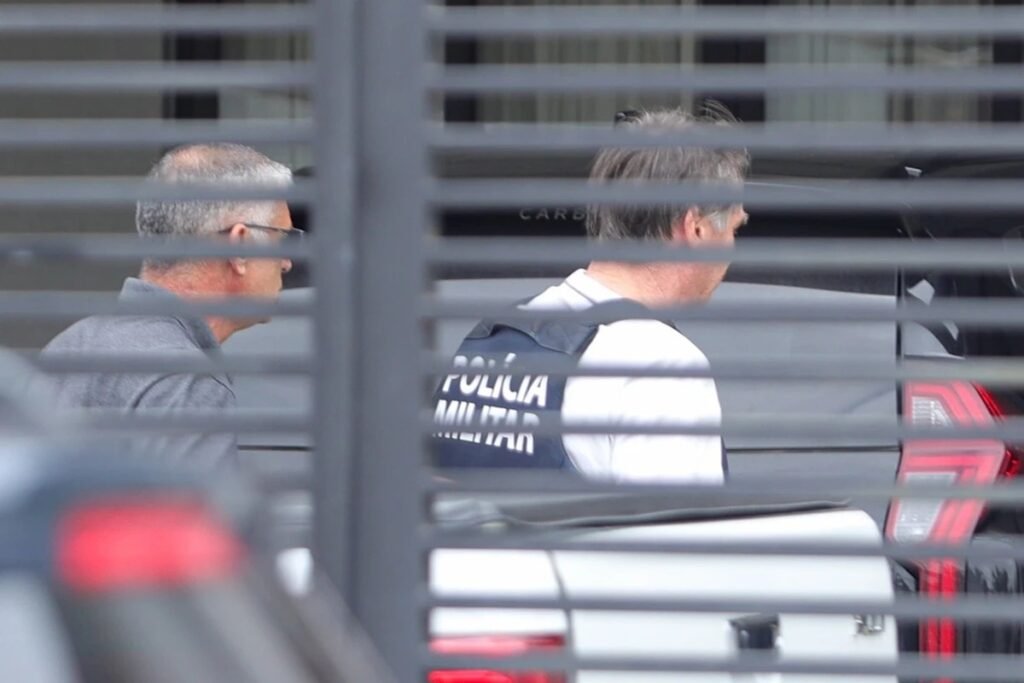 Por que Alexandre de Moraes proibiu drones perto da casa de Bolsonaro? A decisão visa proteger a segurança e evitar a violação do espaço aéreo ao redor da residência do ex-presidente, onde ele cumpre pena domiciliar. Qual é o raio de proibição para drones? Drones estão proibidos de sobrevoar em um raio de 100 metros da casa de Bolsonaro. O que motivou essa proibição? A medida foi tomada após a identificação de drones não autorizados sobrevoando a área, representando riscos à segurança. Qual é o papel da Polícia Militar nessa decisão? A PM deve apreender drones e prender operadores flagrados, comunicando imediatamente a Corte. Quando a operação da PM foi iniciada? A operação para coibir drones irregulares começou na sexta-feira, 27 de março. Quais são as consequências para operadores de drones flagrados? Eles serão responsabilizados criminalmente por desrespeitar a determinação. Como a PM localiza drones não autorizados? A PM utiliza suas próprias aeronaves para localizar drones irregulares. Por que a restrição foi imposta após o retorno de Bolsonaro? A restrição ocorreu após Bolsonaro retornar à residência, mantendo monitoramento eletrônico e prisão domiciliar. Desde quando Bolsonaro está sob medidas cautelares? Desde agosto de 2025, medidas cautelares são aplicadas para garantir o cumprimento das determinações judiciais. Qual é o objetivo das medidas cautelares? Garantir o cumprimento das determinações judiciais e proteger a ordem democrática. Quais órgãos regulam o uso de drones no Brasil? A ANAC e o DECEA estabelecem normas para o uso de drones no país. O que acontece se as normas de drones não forem seguidas? O descumprimento pode resultar em apreensão dos equipamentos e responsabilização criminal dos operadores. Por que é importante seguir as normas de drones? Para garantir a segurança e evitar violações do espaço aéreo. Como a decisão de Moraes impacta a segurança de Bolsonaro? A decisão reforça a segurança ao impedir sobrevoos não autorizados na área. Qual é a importância do monitoramento eletrônico para Bolsonaro? O monitoramento garante que ele cumpra as condições da prisão domiciliar. Como a decisão de Moraes se relaciona com a ordem democrática? Ela busca prevenir ameaças à ordem democrática, garantindo o cumprimento das leis. Qual é a reação pública à proibição de drones? A reação varia, mas a medida é vista como necessária para a segurança. Como a proibição de drones afeta a vizinhança? A medida pode aumentar a sensação de segurança na área. Qual é o papel do STF na segurança de ex-presidentes? O STF pode tomar medidas para proteger a segurança de ex-presidentes quando necessário. Como a tecnologia de drones impacta a segurança pública? Drones podem representar riscos à segurança se usados de forma inadequada ou ilegal. Por que a segurança de ex-presidentes é uma prioridade? Ex-presidentes podem ser alvos de ameaças, tornando a segurança uma prioridade. Como a decisão de Moraes reflete a atuação do STF? Ela demonstra o papel ativo do STF em garantir a segurança e o cumprimento das leis. Qual é a importância da comunicação entre a PM e a Corte? A comunicação rápida garante que ações sejam tomadas imediatamente para proteger a segurança. Como a proibição de drones se alinha com as leis de aviação? Ela está em conformidade com as normas estabelecidas por órgãos reguladores de aviação. Qual é o impacto da decisão na operação de drones em Brasília? A decisão pode levar a um aumento na fiscalização e cumprimento das normas de drones na região.