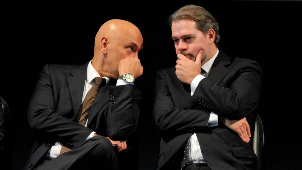 O Ministro **Alexandre de Moraes** tem adotado uma postura semelhante à de **Dias Toffoli** ao tratar do caso **Master**, conforme relatado pela Gazeta do Povo. Essa abordagem tem gerado discussões, pois ambos os ministros deixaram **lacunas** em suas declarações sobre o assunto. A falta de clareza nas informações fornecidas por Moraes e Toffoli levanta questões sobre a transparência e a comunicação eficaz em casos de grande relevância pública. Segundo a publicação, essa postura pode influenciar a percepção pública e a confiança nas instituições judiciais. A decisão de Moraes em seguir a linha de Toffoli pode ser vista como uma tentativa de manter uma certa **coerência** dentro do Supremo Tribunal Federal (STF). No entanto, essa escolha também traz desafios, especialmente quando se trata de casos complexos como o do Banco Master. A Gazeta do Povo destaca que a ausência de detalhes concretos nas declarações dos ministros pode dificultar o entendimento do público sobre o andamento e as implicações do caso. Além disso, a falta de informações claras pode abrir espaço para especulações e interpretações equivocadas, o que pode impactar negativamente a imagem do STF e a confiança da sociedade no sistema judiciário. A abordagem de Moraes e Toffoli no caso Master ressalta a importância da **transparência** e da comunicação clara por parte das autoridades judiciais. Segundo o site, a maneira como informações são divulgadas pode afetar diretamente a percepção pública e a legitimidade das decisões judiciais. Em um cenário onde a confiança nas instituições é crucial, é essencial que os ministros forneçam informações precisas e completas para evitar mal-entendidos e garantir que o público esteja bem informado sobre questões de interesse nacional. A continuidade dessa postura pode ter implicações significativas para a forma como o STF é percebido pela sociedade e para a confiança no sistema de justiça como um todo.