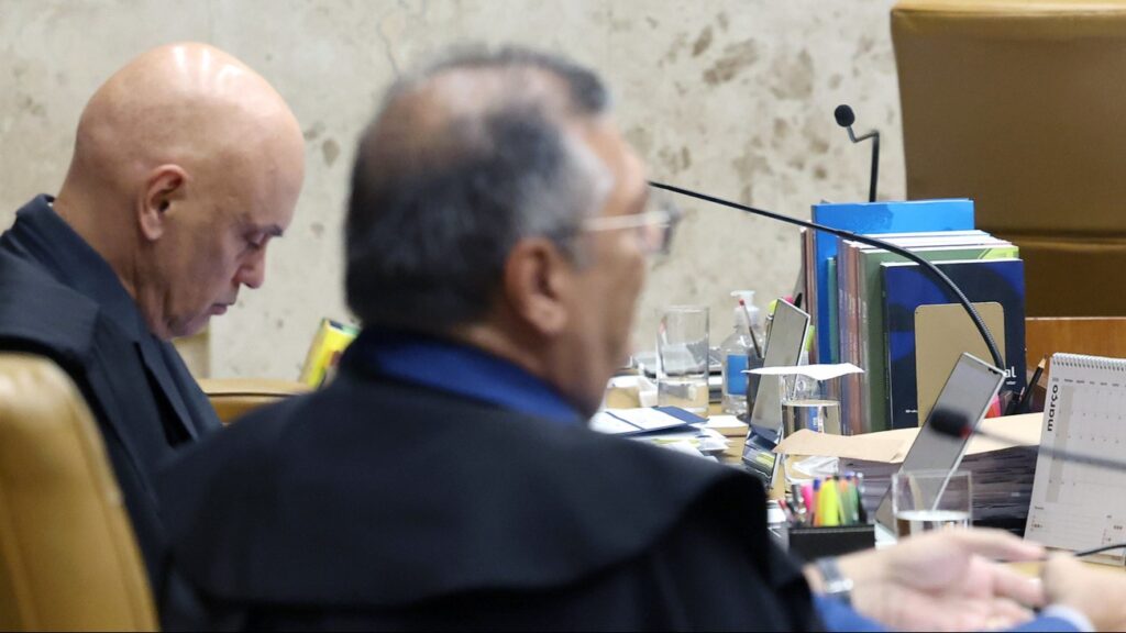 Desde que **Flávio Dino** assumiu o cargo de ministro do Supremo Tribunal Federal (**STF**), uma série de decisões judiciais proferidas por **Alexandre de Moraes** tem favorecido o grupo político de Dino no Maranhão. Segundo a publicação, essas decisões incluem o afastamento de aliados do atual governador do estado, **Carlos Brandão**, que anteriormente era aliado de Dino, mas agora é considerado seu rival político. Essa mudança no cenário político local tem gerado repercussões significativas, alterando o equilíbrio de poder no estado. O afastamento de aliados de Brandão, segundo o site, é visto como uma manobra que beneficia diretamente o grupo político de Dino, fortalecendo sua influência no Maranhão. As decisões de Moraes, que incluem a remoção de figuras-chave da administração estadual, têm sido interpretadas como um movimento estratégico para consolidar o poder do grupo de Dino. Essa situação ressalta a complexidade das relações políticas no estado, onde alianças e rivalidades moldam o cenário político de maneira dinâmica e, por vezes, imprevisível. Além disso, a atuação de Moraes no contexto maranhense destaca a importância do STF nas questões políticas regionais. As decisões judiciais não apenas impactam a administração local, mas também refletem nas estratégias políticas dos grupos envolvidos. Segundo a publicação, essa intervenção judicial tem potencial para influenciar futuras eleições e a governabilidade no estado, evidenciando como o poder judiciário pode desempenhar um papel crucial na definição dos rumos políticos em nível estadual.