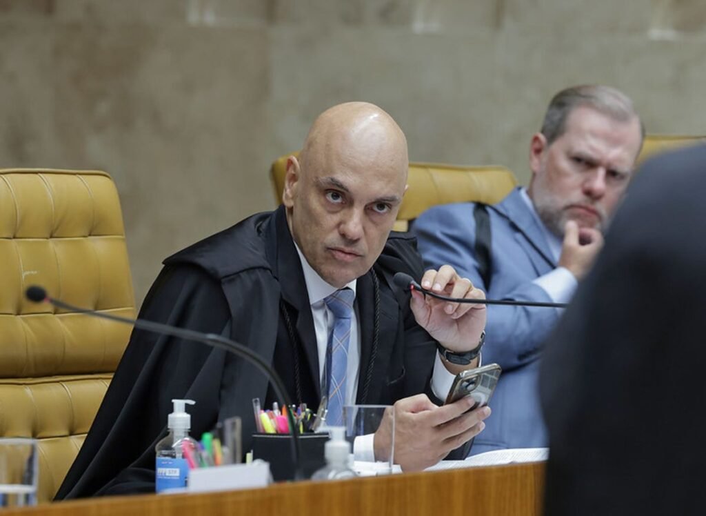 Por que o voto de Alexandre de Moraes é controverso? O voto de Moraes é controverso porque apoia uma resolução que, segundo críticos, persegue psicólogos cristãos ao proibir a associação de práticas clínicas com crenças religiosas. Qual é a resolução do Conselho Federal de Psicologia? A Resolução 7/2023 proíbe psicólogos de associarem suas práticas clínicas a crenças religiosas, visando evitar influências religiosas no atendimento. Quais são os argumentos do Partido Novo e do IBDR? Eles argumentam que a resolução promove perseguição seletiva a psicólogos cristãos, violando a liberdade religiosa e a identidade pessoal dos profissionais. Como Moraes justifica seu voto? Moraes defende que a resolução não viola a liberdade religiosa, mas protege pacientes de possíveis influências proselitistas em contextos clínicos. Por que a resolução é vista como perseguição seletiva? Críticos apontam que psicólogos cristãos são alvos de processos por expressarem sua fé, enquanto outras crenças são livremente associadas à prática psicológica. Quais são as consequências para psicólogos cristãos? Psicólogos cristãos enfrentam investigações e são obrigados a assinar termos de ajustamento de conduta por expressarem sua fé em redes sociais. O que diz o presidente do IBDR sobre a resolução? Thiago Rafael Vieira afirma que a resolução não combate pseudociência, mas silencia a expressão pública da fé, violando a identidade religiosa dos profissionais. Como a resolução afeta a identidade dos psicólogos? A resolução impede que psicólogos expressem sua identidade religiosa, tratando símbolos de fé como infrações éticas, o que é visto como uma violação de direitos. Por que a resolução é considerada discriminatória? A norma é vista como discriminatória por proteger certas crenças e punir outras, criando um regime de "dois pesos e duas medidas" no tratamento de religiões. Quais são os exemplos de discriminação mencionados? Psicólogos cristãos são processados por expressarem sua fé, enquanto termos como "psicologia preta/africana" são usados livremente sem consequências. Quem é Leandro Carone e por que está sendo investigado? Leandro Carone é um psicólogo cristão investigado por se identificar como tal nas redes sociais e criticar o curso de Psicologia por afastar alunos de sua fé. Qual é a posição de Carone sobre as acusações? Carone afirma que as denúncias não estão relacionadas à sua prática clínica, mas sim à sua cosmovisão cristã, e que está sendo coagido a não professar sua fé. Como o Conselho de Psicologia justifica suas ações? O Conselho alega que a resolução é meramente orientativa, mas críticos apontam que há uma campanha de silenciamento e perseguição seletiva em andamento. Qual é o impacto da resolução no exercício profissional? A resolução limita a expressão religiosa de psicólogos, afetando sua identidade e liberdade de expressão, e gerando insegurança no exercício profissional. O que está em jogo com a decisão do STF? A decisão do STF pode definir os limites entre liberdade religiosa e regulação profissional, impactando a prática psicológica e a expressão de fé no Brasil.