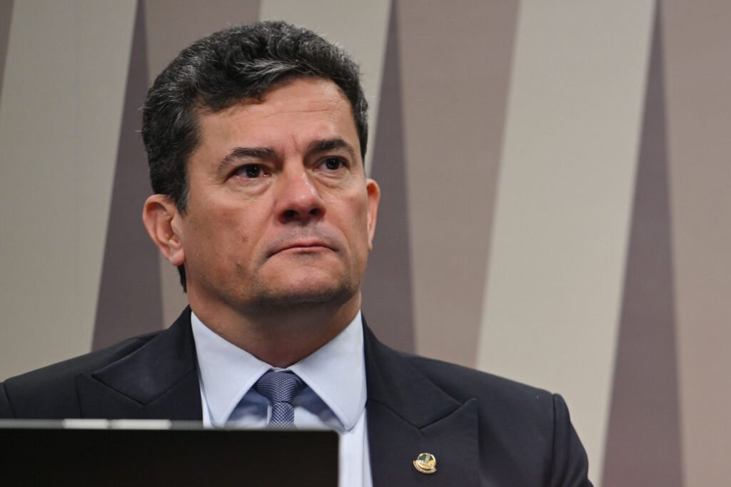 Por que Sergio Moro criticou o governo Lula na CPMI do INSS? Sergio Moro criticou o governo Lula por sua atuação na CPMI do INSS, acusando-o de tentar barrar investigações sobre roubo de aposentadorias e pensões. Ele destacou a rejeição do relatório final que sugeria indiciamentos importantes. Qual foi o papel da oposição na CPMI do INSS? A oposição, da qual Sergio Moro faz parte, buscou expor o esquema de roubo de aposentados e pensionistas do INSS. Eles apoiaram o relatório que pedia o indiciamento de 216 pessoas, incluindo figuras próximas ao governo. Quem estava entre os nomes citados no relatório da CPMI? O relatório mencionava Fábio Luís Lula da Silva, o Lulinha, como um lobista no esquema. Outros nomes incluíam o senador Weverton Rocha, o ex-ministro Carlos Lupi e Daniel Vorcaro, ex-dono do Banco Master. Por que o relatório da CPMI foi rejeitado? O relatório foi rejeitado por 19 votos a 12, com a base do governo conseguindo maioria. A rejeição impediu que o documento fosse encaminhado à Procuradoria-Geral da República para avaliação de indiciamentos. Qual era o objetivo do relatório final da CPMI do INSS? O relatório final visava indiciar 216 pessoas envolvidas em um esquema de roubo de aposentadorias e pensões. Ele buscava responsabilizar figuras influentes e destacar a necessidade de justiça. Como a base do governo influenciou o resultado da CPMI? A base do governo votou contra o relatório, preferindo um voto em separado que protegia figuras como Lulinha e o ex-presidente do INSS, Stefanutto. Isso resultou na rejeição do relatório. Quais foram as consequências da rejeição do relatório? Com a rejeição, o relatório não foi encaminhado à PGR, limitando as ações legais imediatas contra os envolvidos. A decisão gerou críticas sobre a transparência e a justiça no processo. Qual foi a reação de Sergio Moro após a votação? Sergio Moro expressou indignação, chamando a atuação do governo de "vergonhosa". Ele enfatizou a importância de expor o roubo dos aposentados e criticou a tentativa de obstruir investigações. O que a CPMI do INSS revelou sobre o esquema de corrupção? A CPMI destacou um esquema de roubo de aposentadorias e pensões, com 15 pessoas já presas. Os descontos associativos foram proibidos, buscando evitar a repetição desses crimes. Qual foi o impacto da CPMI na opinião pública? A CPMI trouxe à tona questões de corrupção no INSS, gerando debates sobre a integridade do governo e a necessidade de reformas. A atuação do governo foi amplamente criticada por opositores. Como a rejeição do relatório afeta a imagem do governo Lula? A rejeição do relatório pode afetar negativamente a imagem do governo, levantando questões sobre sua transparência e compromisso com a justiça. A crítica de figuras como Moro amplifica essas preocupações. O que pode acontecer a seguir após a rejeição do relatório? Sem o relatório encaminhado à PGR, as investigações podem enfrentar obstáculos. No entanto, a pressão pública e política pode levar a novas ações para responsabilizar os envolvidos. Por que a atuação do governo foi considerada "vergonhosa" por Moro? Moro considerou a atuação "vergonhosa" devido à tentativa de proteger figuras ligadas ao governo e obstruir investigações. Ele destacou a importância de responsabilizar os envolvidos no esquema. Como a CPMI do INSS se relaciona com a luta contra a corrupção no Brasil? A CPMI é um exemplo dos esforços para combater a corrupção, expondo esquemas que prejudicam aposentados. A rejeição do relatório levanta preocupações sobre a eficácia desses esforços. Quais são os próximos passos para a oposição após a CPMI? A oposição pode continuar pressionando por investigações e responsabilização dos envolvidos. A rejeição do relatório não encerra a busca por justiça e transparência no caso do INSS.