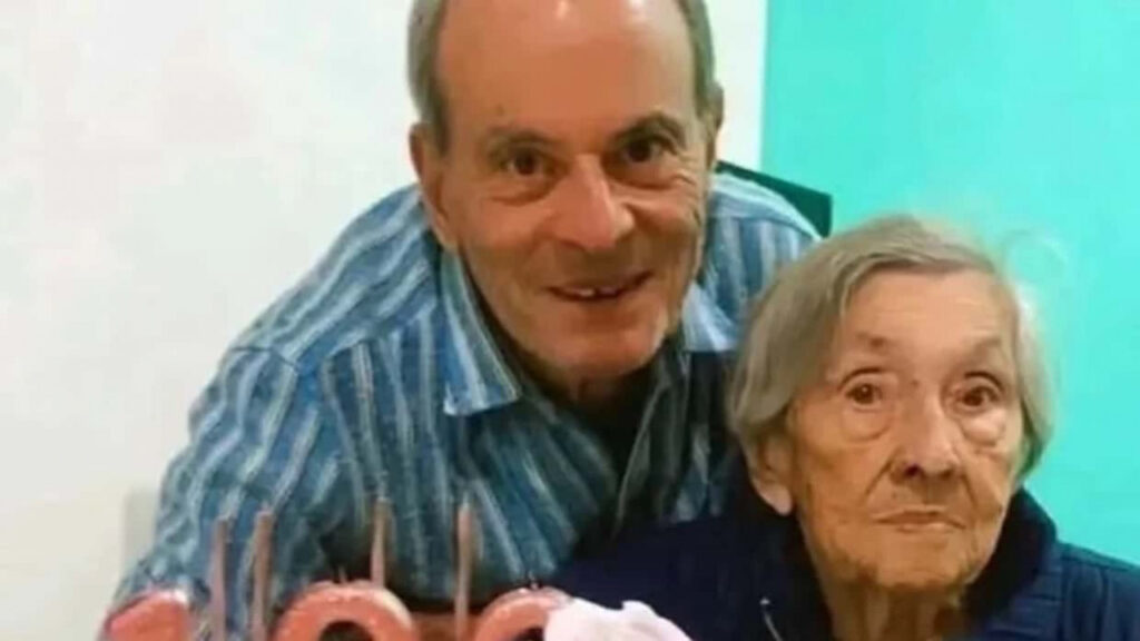 Beita de Souza Pereira, mãe do renomado cantor **Ney Matogrosso**, faleceu aos 103 anos. Segundo a publicação do site NaTelinha, nos últimos dias de sua vida, Beita enfrentou desafios de saúde que afetaram sua memória, chegando a não reconhecer o próprio filho em alguns momentos. Este fato trouxe à tona a fragilidade da saúde mental em idades avançadas e o impacto emocional que isso pode ter sobre as famílias. Ney Matogrosso, conhecido por sua carreira brilhante na música brasileira, sempre manteve uma relação próxima com sua mãe, o que torna essa perda ainda mais significativa. O comunicado sobre o falecimento de Beita destacou a serenidade com que ela viveu seus últimos dias, cercada pelo carinho de seus familiares. A longevidade de Beita é um testemunho de uma vida rica em experiências e histórias, que agora se tornam parte do legado de Ney Matogrosso. Segundo o site NaTelinha, a relação entre mãe e filho era marcada por um profundo amor e respeito, apesar dos desafios impostos pela idade avançada de Beita. A situação de não reconhecimento é comum em casos de demência senil, uma condição que afeta muitas famílias ao redor do mundo, destacando a importância de apoio e compreensão nesses momentos delicados. A morte de Beita de Souza Pereira não apenas encerra um capítulo importante na vida pessoal de Ney Matogrosso, mas também serve como um lembrete da importância dos laços familiares e do cuidado com os idosos. A experiência de Ney e sua mãe reflete uma realidade enfrentada por muitos, onde o amor e a paciência se tornam essenciais para lidar com as dificuldades que surgem com o envelhecimento. Segundo a publicação, a família de Ney Matogrosso pediu privacidade neste momento de luto, enquanto celebram a vida longa e plena de Beita, que deixa uma marca indelével na história de sua família e na memória de todos que a conheceram.