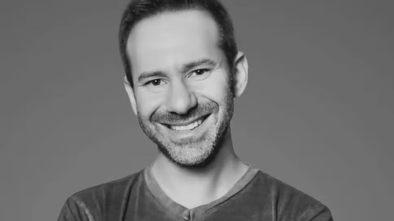 **Morre bilionário dono do OnlyFans, aos 43 anos**. A notícia do falecimento do bilionário que controlava a plataforma **OnlyFans** pegou muitos de surpresa. Conhecido por sua influência e inovação no setor de conteúdo adulto online, o empresário desempenhou um papel crucial na transformação da maneira como criadores de conteúdo interagem com seus fãs. Sua morte aos 43 anos marca o fim de uma era para a plataforma e levanta questões sobre o futuro da empresa. O **OnlyFans** é uma plataforma de assinatura de conteúdo que permite que criadores publiquem vídeos, fotos e atualizações diretamente para seus assinantes. Desde sua criação, a plataforma ganhou notoriedade por permitir que criadores de conteúdo adulto monetizassem seu trabalho de forma direta, sem intermediários. O modelo de negócios inovador do OnlyFans revolucionou a indústria de conteúdo adulto, proporcionando uma nova fonte de renda para muitos criadores ao redor do mundo. O bilionário, cujo nome não foi mencionado na fonte, era uma figura central na administração e expansão do **OnlyFans**. Sob sua liderança, a plataforma experimentou um crescimento exponencial, atraindo milhões de usuários e gerando bilhões em receita. Sua visão e estratégia de negócios foram fundamentais para estabelecer o OnlyFans como um dos principais players no mercado de conteúdo por assinatura. A morte do empresário levanta questões sobre o futuro do **OnlyFans**. Com sua liderança, a plataforma conseguiu navegar por desafios regulatórios e de mercado, mantendo-se relevante e lucrativa. Agora, a empresa enfrenta o desafio de continuar sua trajetória de sucesso sem a orientação de seu líder visionário. A transição de liderança será um momento crítico para o OnlyFans, que precisará garantir que a plataforma continue a atender às necessidades de seus criadores e assinantes. Além de seu impacto nos negócios, o bilionário também era conhecido por seu envolvimento em várias iniciativas filantrópicas. Ele usou sua riqueza e influência para apoiar causas sociais e projetos comunitários, deixando um legado que vai além do mundo dos negócios. Sua morte é uma perda significativa não apenas para o **OnlyFans**, mas também para as comunidades que ele apoiava. A notícia de sua morte gerou uma onda de tributos e homenagens de criadores de conteúdo, colegas de indústria e fãs. Muitos destacaram sua contribuição para a democratização do conteúdo online e seu papel em dar voz a criadores independentes. O impacto de sua liderança será sentido por muitos anos, e sua ausência será profundamente sentida por aqueles que o conheciam e admiravam. Em resumo, o falecimento do bilionário dono do **OnlyFans** representa uma perda significativa para a plataforma e para a indústria de conteúdo adulto como um todo. Sua visão e liderança foram fundamentais para o sucesso do OnlyFans, e sua morte deixa um vazio que será difícil de preencher. O futuro da plataforma dependerá de sua capacidade de se adaptar e inovar em um mercado em constante evolução, mantendo-se fiel aos princípios que a tornaram um sucesso sob a liderança de seu fundador.