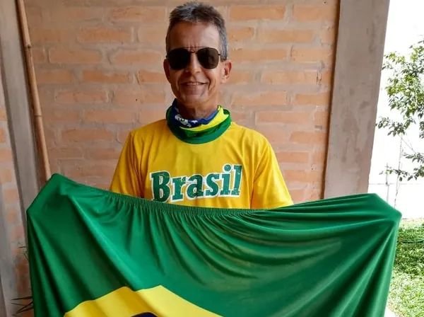 Quem foi José Éder Lisboa e qual sua ligação com os eventos de 8 de janeiro? José Éder Lisboa, de 64 anos, foi condenado por envolvimento nos atos de 8 de janeiro de 2023, que resultaram na invasão das sedes dos Três Poderes em Brasília. Ele foi acusado de cinco crimes, incluindo tentativa de golpe de Estado. Qual foi a causa da morte de José Éder Lisboa? Lisboa faleceu devido a complicações da Síndrome de Guillain-Barré, diagnosticada no final do ano passado. Ele estava internado em um hospital na Argentina, onde se exilou em 2024. Por que José Éder Lisboa se exilou na Argentina? Após ser condenado a 14 anos de prisão pelo STF, Lisboa se mudou para a Argentina, onde foi considerado foragido da Justiça brasileira. Ele buscou refúgio no país vizinho para evitar a prisão. Quais crimes José Éder Lisboa foi acusado de cometer? Lisboa foi acusado de associação criminosa armada, abolição violenta do Estado Democrático de Direito, tentativa de golpe de Estado, dano qualificado e deterioração de patrimônio tombado. Qual era a profissão de José Éder Lisboa antes de se exilar? Antes de se mudar para a Argentina, Lisboa vivia em São Carlos (SP) com sua família e trabalhava como adestrador de animais. Quantos condenados pelos atos de 8 de janeiro já faleceram? Com a morte de Lisboa, a lista de condenados falecidos chega a oito. A Asfav mantém essa lista, que inclui outros sete nomes. Quem são os outros condenados falecidos? Além de Lisboa, a lista inclui Cleriston Pereira da Cunha, Éder Parecido Jacinto, Kleber de Freitas, Antônio Marques da Silva, Giovani Carlos dos Santos, Jony Figueiredo da Silva e José Fernando Honorato de Azevedo. O que a Asfav diz sobre as condenações do STF? A Asfav critica as penas aplicadas pelo STF, considerando-as excessivas e em desacordo com o devido processo legal. A entidade defende a revisão das condenações. Qual a posição da advogada da Asfav sobre a condenação de Lisboa? Carol Siebra, advogada da Asfav, contesta a condenação de Lisboa, afirmando que ele não participou de atos de depredação e que houve erros na acusação. Quais são as críticas específicas da advogada sobre o caso de Lisboa? Siebra aponta que um relatório da ANTT indicou erroneamente que Lisboa estava em um ônibus para Brasília. Ela afirma que tentaram corrigir essa informação, mas foram ignorados. O que a morte de Lisboa representa para a Asfav? Para a Asfav, a morte de Lisboa evidencia a urgência de devolver dignidade às famílias dos condenados, questionando a justiça das condenações e o tratamento dado aos envolvidos. Como a Asfav pretende agir após a morte de Lisboa? A Asfav continua a pressionar por revisões judiciais e busca sensibilizar a opinião pública sobre o que considera injustiças nas condenações dos envolvidos nos atos de 8 de janeiro.