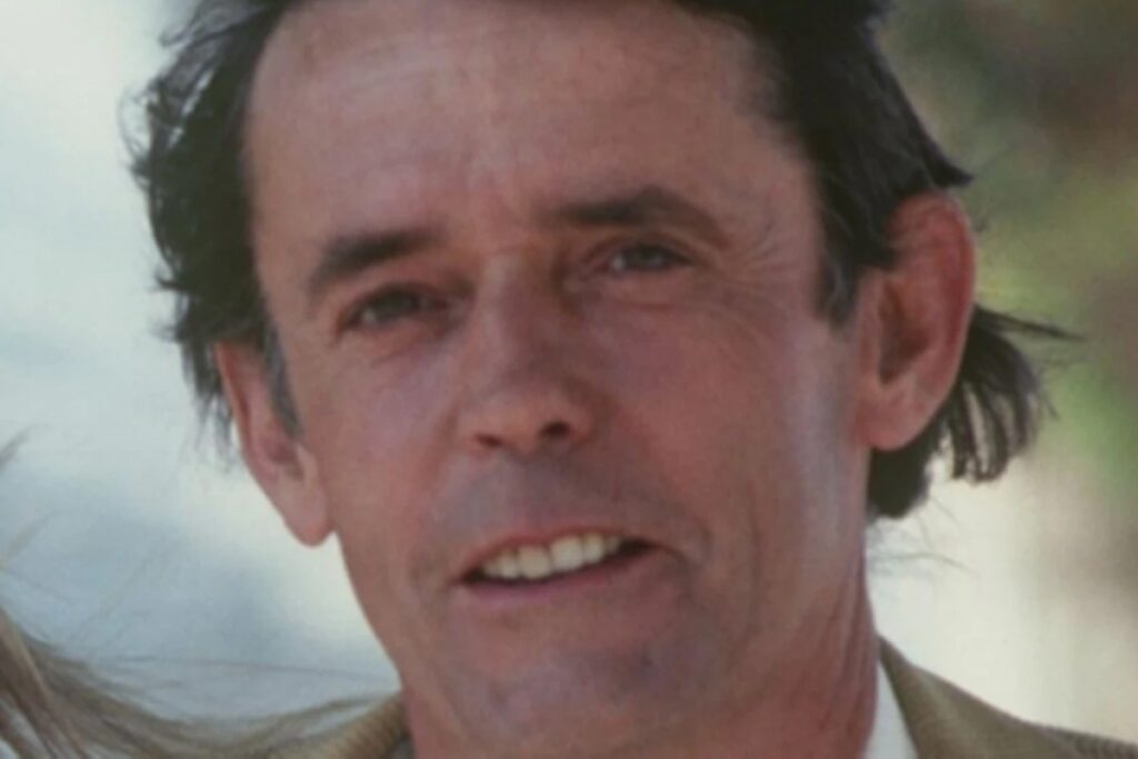 O ator **Matt Clark**, conhecido por seu papel como bartender no filme "De Volta para o Futuro: Parte III", faleceu aos 89 anos. Este papel é lembrado como um dos mais marcantes de sua carreira, consolidando sua presença na indústria cinematográfica. Segundo a publicação do Metrópoles, Clark teve uma carreira diversificada e prolífica, participando de várias produções ao longo das décadas, o que lhe garantiu um lugar especial na memória dos fãs de cinema. Nascido em 1936, Matt Clark iniciou sua carreira no final dos anos 1960 e rapidamente se destacou por sua habilidade em interpretar personagens secundários memoráveis. Além de sua atuação em "De Volta para o Futuro: Parte III", ele participou de outros filmes notáveis, como "Apocalypse Now" e "The Outlaw Josey Wales". Segundo o site Metrópoles, sua versatilidade como ator lhe permitiu transitar entre diferentes gêneros cinematográficos, desde o faroeste até o drama, sempre trazendo autenticidade e profundidade aos seus papéis. A contribuição de Matt Clark para o cinema vai além de suas atuações. Ele também trabalhou como diretor e produtor, demonstrando seu talento multifacetado na indústria do entretenimento. Sua morte marca o fim de uma era para muitos fãs que acompanharam sua trajetória ao longo dos anos. De acordo com o Metrópoles, Clark deixa um legado duradouro, sendo lembrado não apenas por seus papéis icônicos, mas também por sua dedicação e paixão pela arte de atuar.