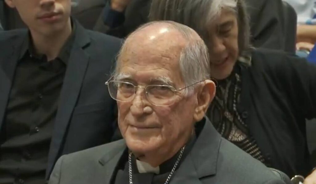 **Padre Romeu da Fonte**, o sacerdote mais longevo em atividade no Brasil, faleceu aos 96 anos. Ele estava internado no **Hospital Jayme da Fonte**, localizado no Recife, onde veio a falecer. A notícia de sua morte marca o fim de uma era para a comunidade religiosa e para todos que o conheciam e admiravam seu trabalho e dedicação. Nascido em uma pequena cidade do interior, Padre Romeu dedicou mais de sete décadas de sua vida ao sacerdócio, tornando-se uma figura emblemática na Igreja Católica no Brasil. Sua trajetória foi marcada por um profundo compromisso com a fé e com a comunidade, sempre buscando servir ao próximo com amor e dedicação. Ao longo dos anos, ele se tornou uma referência não apenas para outros religiosos, mas também para fiéis de diversas partes do país. Durante sua longa carreira, Padre Romeu desempenhou diversas funções dentro da Igreja, sempre com o objetivo de promover a paz, a justiça e a solidariedade. Ele foi responsável por inúmeras iniciativas sociais, que ajudaram a transformar a vida de muitas pessoas, especialmente as mais necessitadas. Seu trabalho incansável em prol dos menos favorecidos lhe rendeu reconhecimento e respeito tanto dentro quanto fora da comunidade religiosa. A saúde de Padre Romeu começou a se deteriorar nos últimos anos, mas isso não o impediu de continuar suas atividades religiosas sempre que possível. Mesmo com a idade avançada, ele mantinha uma agenda ativa, participando de missas, eventos e encontros com a comunidade. Sua presença era sempre aguardada com expectativa e carinho por todos que o conheciam. O falecimento de Padre Romeu da Fonte representa uma grande perda para a Igreja Católica no Brasil. Sua vida e obra deixam um legado de fé, amor e dedicação que continuará a inspirar futuras gerações de religiosos e fiéis. A comunidade agora se une em oração e homenagem, celebrando a vida de um homem que dedicou tudo ao serviço de Deus e do próximo. O impacto de sua morte é sentido não apenas por aqueles que o conheceram pessoalmente, mas também por muitos que foram tocados por suas palavras e ações ao longo dos anos. Padre Romeu será lembrado como um exemplo de devoção e serviço, um verdadeiro pastor que guiou seu rebanho com sabedoria e compaixão. Neste momento de luto, a comunidade se reúne para prestar suas últimas homenagens a um homem cuja vida foi um testemunho vivo de fé e amor. A memória de Padre Romeu da Fonte viverá nos corações de todos que tiveram o privilégio de conhecê-lo e aprender com seu exemplo. Sua partida deixa um vazio, mas também uma herança espiritual rica e duradoura que continuará a iluminar o caminho de muitos.