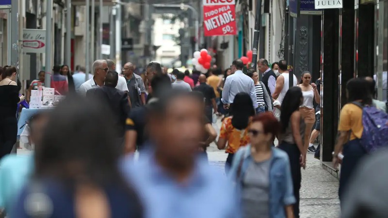 **Mortes por câncer colorretal devem aumentar quase 3 vezes até 2030**, segundo projeções alarmantes destacadas por especialistas. Este aumento significativo nas taxas de mortalidade está associado a diversos fatores, incluindo o envelhecimento da população, mudanças nos hábitos alimentares e estilo de vida, além de uma detecção tardia da doença. De acordo com a publicação do site TNH1, o câncer colorretal já é uma das principais causas de morte por câncer no mundo, e a tendência é que esse cenário se agrave nos próximos anos se medidas preventivas eficazes não forem implementadas. O câncer colorretal, que afeta o cólon e o reto, é frequentemente diagnosticado em estágios avançados, o que dificulta o tratamento e aumenta a mortalidade. Segundo o site TNH1, a falta de **rastreamento regular** e a baixa conscientização sobre os sintomas iniciais contribuem para o diagnóstico tardio. Além disso, fatores como dieta rica em gorduras e pobre em fibras, sedentarismo e consumo excessivo de álcool são apontados como agravantes. A publicação enfatiza a importância de políticas públicas voltadas para a educação em saúde e a promoção de exames preventivos, como a colonoscopia, que podem detectar precocemente alterações suspeitas. Para mitigar o aumento das mortes por câncer colorretal, é crucial adotar estratégias de prevenção e detecção precoce. Segundo a publicação, campanhas de conscientização sobre a importância de uma alimentação balanceada, prática regular de exercícios físicos e a redução do consumo de álcool e tabaco são essenciais. Além disso, o acesso facilitado a exames de rastreamento pode desempenhar um papel vital na redução das taxas de mortalidade. O site TNH1 destaca que, com intervenções adequadas, é possível reverter a tendência de aumento das mortes por câncer colorretal, promovendo uma melhor qualidade de vida e aumentando a expectativa de vida da população.