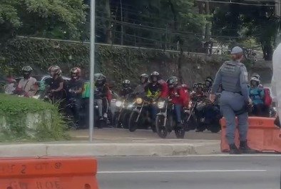 Os **motoboys** de São Paulo realizaram paralisações em protesto contra uma nova medida do governo estadual que exige a realização de um curso de formação de **motofrentista** para o exercício da profissão. A manifestação, que ocorreu em diversos pontos da capital, teve como um dos principais locais de concentração a **Avenida Paulista**, na altura do Parque Trianon, onde os entregadores fecharam a via no sentido Paraíso, deixando apenas uma faixa livre em direção à Consolação. Mas por que os motoboys estão protestando? Segundo a publicação, a exigência do curso de formação de motofrentista é vista como uma barreira adicional para os profissionais que já enfrentam desafios significativos no dia a dia. A categoria argumenta que as **fiscalizações** têm se intensificado, resultando em um aumento no número de motos apreendidas, o que impacta diretamente a capacidade dos entregadores de realizar seu trabalho e garantir seu sustento. Qual é a posição dos motoboys em relação à nova exigência? Os entregadores por aplicativo estão insatisfeitos com a falta de diálogo e transparência na implementação da medida. Eles reivindicam a abertura de um canal de comunicação direto com o governador **Tarcísio de Freitas** (Republicanos) para discutir alternativas que não prejudiquem a categoria. A preocupação central é que a exigência do curso possa resultar em custos adicionais e perda de tempo, dificultando ainda mais a rotina dos motoboys. O que aconteceu durante as manifestações? Pela manhã, um grupo de motoboys realizou um protesto na região do **Palácio dos Bandeirantes**, sede do Governo do Estado de São Paulo. A manifestação teve início na **Rodovia Anhanguera**, em Osasco, e se espalhou por outros pontos da cidade. Durante o ato, um dos representantes da categoria destacou que, sem um acordo, novas paralisações podem ocorrer nos próximos dias, aumentando a pressão sobre o governo estadual. Quais são as possíveis consequências das paralisações? As manifestações dos motoboys têm o potencial de causar transtornos significativos no trânsito da capital paulista, além de impactar o serviço de entrega por aplicativos, que se tornou essencial para muitos consumidores, especialmente em tempos de pandemia. A continuidade das paralisações pode levar a um impasse entre a categoria e o governo, caso não haja uma solução negociada. O que os motoboys esperam alcançar com os protestos? O objetivo principal dos entregadores é a revogação ou revisão da medida que exige o curso de formação de motofrentista. Eles buscam garantir que suas condições de trabalho não sejam prejudicadas e que possam continuar exercendo a profissão sem obstáculos adicionais. A abertura de um canal de diálogo com o governo é vista como um passo crucial para alcançar uma solução que atenda aos interesses de ambas as partes. Em resumo, as paralisações dos motoboys em São Paulo refletem a insatisfação da categoria com a nova exigência do governo estadual. A busca por diálogo e soluções que não impactem negativamente os profissionais é o foco das manifestações, que podem se intensificar caso não haja avanços nas negociações.