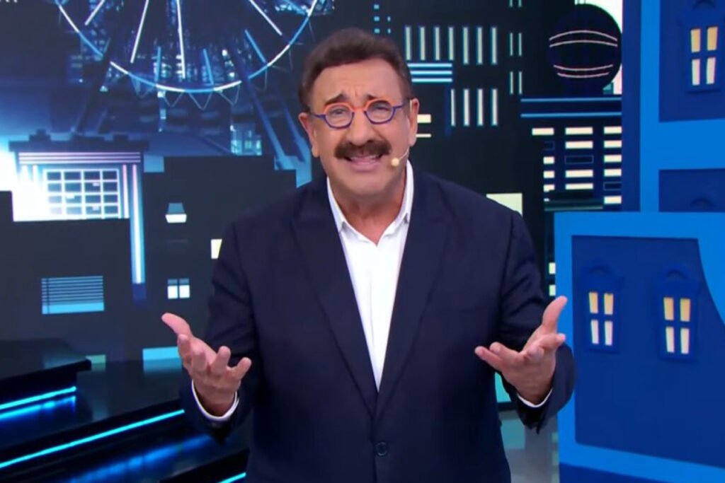 O **Ministério Público Federal (MPF)** entrou com uma ação judicial contra o apresentador **Ratinho** e a emissora **SBT**, solicitando uma indenização de R$ 10 milhões. A ação foi motivada por declarações consideradas ofensivas e discriminatórias feitas por Ratinho durante seu programa de televisão. Segundo a publicação, o MPF alega que tais declarações violam princípios constitucionais de igualdade e dignidade humana, além de promoverem discursos de ódio que não condizem com o papel social da mídia. O valor da indenização, conforme argumentado pelo MPF, visa reparar os danos morais coletivos causados pelas falas do apresentador. De acordo com o site Pipoca Moderna, o processo destaca a responsabilidade das emissoras de televisão em garantir que seus conteúdos respeitem os direitos humanos e promovam a diversidade e a inclusão. O SBT, como veículo de comunicação, é citado na ação por não ter tomado medidas adequadas para evitar a disseminação de conteúdo ofensivo em sua programação. A emissora, segundo a publicação, tem o dever de supervisionar e, se necessário, intervir em seus programas para assegurar que não sejam veiculadas mensagens que possam incitar discriminação ou preconceito. O MPF enfatiza que a liberdade de expressão, embora garantida pela Constituição, não é absoluta e deve ser exercida com responsabilidade. O caso tem gerado repercussão no meio jurídico e entre defensores dos direitos humanos, que veem na ação uma oportunidade de reforçar a importância de um discurso responsável na mídia. Segundo o site, a ação do MPF também serve como um alerta para outras emissoras e comunicadores sobre as consequências legais de discursos que possam ferir direitos fundamentais. A expectativa é que o processo contribua para um debate mais amplo sobre os limites da liberdade de expressão e o papel da mídia na construção de uma sociedade mais justa e igualitária. A decisão final do caso ainda está pendente, mas já levanta importantes discussões sobre ética e responsabilidade na comunicação.