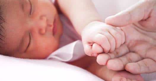 O **amor entre mãe e filho** é uma conexão profunda que transcende o tempo e o espaço. Desde o momento em que uma mãe descobre que está grávida, um vínculo inquebrável começa a se formar. No entanto, o amor de um filho por sua mãe pode ter raízes ainda mais profundas, remontando a um tempo antes mesmo do nascimento. Essa ideia sugere que, de alguma forma, os filhos escolhem suas mães antes de virem ao mundo, estabelecendo uma ligação espiritual e emocional que perdura por toda a vida. Quando todos ao nosso redor parecem se afastar, é no abraço de uma mãe que encontramos conforto e compreensão. Esse **amor incondicional** é uma força poderosa que guia e protege, oferecendo um porto seguro em meio às tempestades da vida. A relação entre mãe e filho é única, marcada por momentos de carinho, desafios e crescimento mútuo. Desde os primeiros passos até os momentos mais difíceis, a presença materna é uma constante que oferece apoio e amor inabalável. A ideia de que um filho escolhe sua mãe antes de nascer pode ser vista como uma metáfora para a profundidade do vínculo que se forma entre eles. Esse conceito sugere que, em um nível espiritual, há uma escolha mútua que une mãe e filho, criando uma conexão que transcende o tempo. Essa perspectiva pode trazer conforto e significado para muitas mães, reforçando a importância de seu papel na vida de seus filhos. O amor materno é frequentemente descrito como um dos sentimentos mais puros e intensos que existem. Desde o momento em que uma mulher descobre que está grávida, ela começa a nutrir um amor profundo por aquele ser que ainda está se formando. Esse amor cresce a cada batida do coração, a cada movimento sentido, criando um laço que se fortalece com o tempo. Para muitas mães, essa conexão é quase instintiva, uma força que as impulsiona a proteger e cuidar de seus filhos a qualquer custo. Por outro lado, o amor de um filho por sua mãe também é poderoso e significativo. Desde os primeiros momentos de vida, os bebês reconhecem a voz e o toque de suas mães, buscando conforto e segurança em sua presença. À medida que crescem, essa relação evolui, mas o amor e a admiração por suas mães permanecem constantes. Em momentos de dificuldade, é comum que os filhos recorram às suas mães em busca de apoio e orientação, confiando em seu amor e sabedoria. A ideia de que os filhos escolhem suas mães antes de nascer pode ser uma forma de expressar a profundidade e a singularidade dessa relação. Essa perspectiva espiritual sugere que há um propósito maior na união entre mãe e filho, uma escolha que transcende o mundo físico e se manifesta em um amor eterno e incondicional. Para muitas mães, essa ideia pode ser uma fonte de conforto e inspiração, reforçando a importância de seu papel na vida de seus filhos. Em última análise, o amor entre mãe e filho é uma força poderosa que molda vidas e cria laços indestrutíveis. Seja através de gestos de carinho, palavras de apoio ou simples presença, esse amor é uma constante que oferece segurança e conforto em todas as fases da vida. A ideia de que os filhos escolhem suas mães antes de nascer é uma bela metáfora para a profundidade e a importância dessa relação, lembrando-nos de que o amor materno é uma das forças mais poderosas e duradouras que existem.