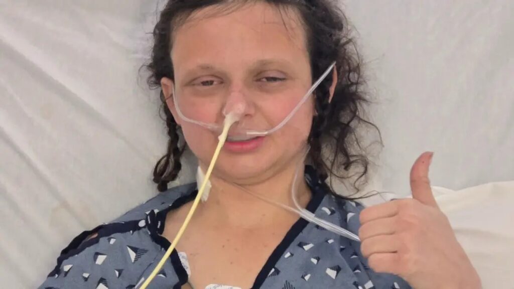 Trinity Peterson-Mayes, uma jovem de 24 anos, enfrentou uma situação crítica após consumir uma **refeição caseira** preparada por uma amiga. Segundo a publicação no site Mistérios do Mundo, Trinity desenvolveu uma condição médica grave que colocou sua vida em risco. O incidente destaca os perigos potenciais associados ao consumo de alimentos preparados em ambientes domésticos, onde o controle de qualidade e segurança pode ser limitado. Este caso serve como um alerta sobre a importância de práticas adequadas de manuseio e preparo de alimentos para evitar contaminações que possam levar a sérias complicações de saúde. De acordo com a publicação, Trinity já havia enfrentado desafios significativos em sua vida, mas a situação se agravou após o consumo da refeição. A condição que ela desenvolveu é um lembrete dos riscos que podem estar presentes em alimentos aparentemente inofensivos. A segurança alimentar é um aspecto crucial que muitas vezes é negligenciado em ambientes domésticos, onde a falta de conhecimento sobre práticas seguras pode resultar em contaminação por bactérias ou outros patógenos. O caso de Trinity ressalta a necessidade de conscientização sobre a manipulação correta de alimentos, desde a escolha dos ingredientes até o armazenamento e cozimento adequados. O incidente com Trinity Peterson-Mayes também levanta questões sobre a responsabilidade ao preparar refeições para outras pessoas. Segundo o site, é essencial que aqueles que cozinham para amigos e familiares estejam cientes dos riscos e tomem medidas para garantir que os alimentos sejam seguros para consumo. Isso inclui práticas como lavar bem os ingredientes, cozinhar os alimentos em temperaturas adequadas e evitar a contaminação cruzada. A experiência de Trinity serve como um lembrete poderoso de que a segurança alimentar deve ser uma prioridade em todas as cozinhas, independentemente de serem profissionais ou domésticas.