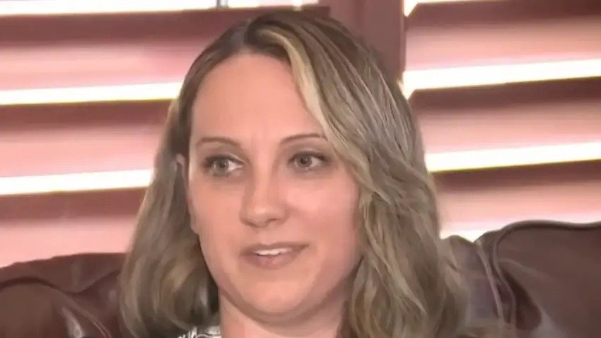 **Mulher Ganha 14 Milhões de Dólares Após Sorvete Deixá-la Incapaz de Ter Filhos** O que levou uma simples ida a uma sorveteria a se transformar em uma batalha judicial de anos? Em setembro de 2018, Brandy Buckley, uma moradora da Flórida, visitou uma unidade da **Bruster’s Ice Cream** em Palm Bay. O que deveria ser um momento agradável com seu filho se tornou um pesadelo quando ela encontrou um prego de metal em seu sorvete de sabor "butter pecan". Segundo a publicação no Mistérios do Mundo, Buckley percebeu algo errado com a textura do alimento ao morder a sobremesa. "Eu notei que havia um prego de metal no cone, quase incrustado", relatou Buckley à WESH-TV. Como um prego foi parar em um sorvete? Essa pergunta foi central no processo judicial que Buckley moveu contra a **Malabar Creameries**, proprietária da franquia. A acusação foi de que a empresa falhou em garantir a segurança de seus produtos para consumo humano. Durante o julgamento, foram apresentadas provas de falhas operacionais que permitiram a entrada de objetos metálicos na linha de produção ou manuseio do sorvete. Quais foram as consequências para Brandy Buckley? Após engolir o prego, Buckley foi levada ao hospital, onde exames de raio-X confirmaram a presença do objeto metálico em seu corpo. Além do prego, ela ingeriu dois fragmentos menores de metal que se alojaram em seus intestinos, exigindo uma cirurgia de emergência. As complicações não pararam por aí. Buckley desenvolveu um coágulo sanguíneo devido às lesões e ao processo de recuperação, resultando em danos permanentes que a deixaram incapaz de ter mais filhos. "Aquele era o meu objetivo e o meu sonho, ter mais filhos", lamentou Buckley durante o processo. Qual foi o resultado do processo judicial? Em uma decisão recente, um júri no condado de Brevard considerou a Malabar Creameries e seu proprietário responsáveis pelos danos causados a Buckley. A sentença determinou o pagamento de **14 milhões de dólares** para cobrir despesas médicas, dor e sofrimento físico, além da perda da capacidade reprodutiva. O advogado de Buckley, John Alpizar, destacou a seriedade do dano sofrido por sua cliente e a importância da responsabilidade em todos os níveis. Por que este caso é tão significativo? Este incidente destaca a importância da segurança alimentar e a responsabilidade das empresas em garantir que seus produtos sejam seguros para consumo. A ingestão acidental de detritos industriais em um produto alimentício básico não deveria ocorrer em estabelecimentos comerciais regulamentados. O caso de Buckley serve como um lembrete das consequências devastadoras que podem resultar de falhas na segurança alimentar. Como a decisão judicial impacta o futuro? A decisão de conceder 14 milhões de dólares a Buckley não apenas visa compensar suas perdas, mas também serve como um alerta para outras empresas sobre a importância de manter padrões rigorosos de segurança. Este veredito reflete a seriedade dos danos sofridos por Buckley e reforça a necessidade de responsabilidade corporativa. Em suma, o caso de Brandy Buckley é um exemplo trágico de como uma falha na segurança alimentar pode ter consequências devastadoras e duradouras. A decisão judicial não apenas busca reparar os danos sofridos por Buckley, mas também enfatiza a importância de práticas seguras e responsáveis na indústria alimentícia.