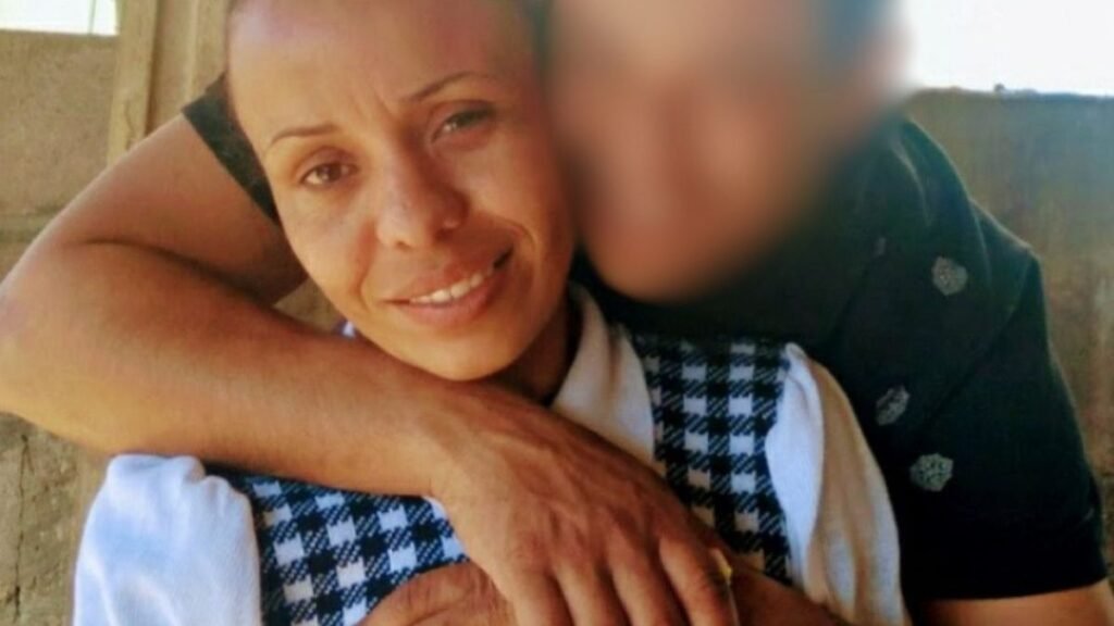 O que aconteceu em Criciúma, SC, que chocou a comunidade? Uma mulher de 39 anos, Grasiela Cândido, foi encontrada morta em casa, com sinais de estrangulamento. O caso é tratado como feminicídio. Quem é o principal suspeito do crime? O principal suspeito é o marido da vítima, Rafael Aguiar Machado, de 38 anos. Como o suspeito foi localizado após o crime? Rafael foi encontrado em Cocal do Sul após se envolver em um acidente de carro. Qual foi a reação do suspeito após o crime? Ele ligou para familiares dizendo ter feito "algo grave", o que levou à descoberta do crime. O que a polícia encontrou na cena do crime? A polícia encontrou o corpo de Grasiela com sinais de estrangulamento e uma faca próxima. Qual é a possível causa da morte? A morte pode ter ocorrido por asfixia, possivelmente com o uso de uma toalha. Qual era a situação conjugal do casal? Grasiela já havia manifestado a intenção de se separar do suspeito. Onde estavam os filhos do casal no momento do crime? Os três filhos pequenos estavam na casa da avó. O que aconteceu com o suspeito após o acidente? Ele foi encontrado com ferimentos e comportamento alterado, sendo levado ao hospital. Qual é o próximo passo para o suspeito após o atendimento médico? Ele deve ser levado à Central de Plantão Policial (CPP) para investigação. Como a comunidade pode ajudar a combater a violência contra a mulher? Denunciando casos de violência doméstica sob a Lei Maria da Penha. Quais são os canais disponíveis para denunciar violência em SC? Denúncias podem ser feitas online na Delegacia de Polícia Virtual da Mulher ou pelo WhatsApp (48) 98844-0011. Quais são os números de telefone para denúncias anônimas? Os números são 181 (Polícia Civil), 190 (Polícia Militar) e 180 (Disque Denúncia). Qual é a importância de denunciar a violência doméstica? Denunciar é crucial para proteger vítimas e prevenir futuros casos de violência. O que a polícia ainda está investigando sobre o caso? A polícia continua investigando as circunstâncias exatas do feminicídio. Como a comunidade pode apoiar as vítimas de violência? Oferecendo apoio emocional e encorajando a denúncia de abusos. Qual é o impacto de casos de feminicídio na sociedade? Esses casos geram medo e destacam a necessidade de políticas de proteção às mulheres. O que pode ser feito para prevenir futuros casos de feminicídio? Educação, conscientização e políticas públicas eficazes são essenciais para prevenção. Como a sociedade pode mudar para proteger melhor as mulheres? Promovendo igualdade de gênero e combatendo a cultura de violência. Qual é o papel das autoridades na proteção das mulheres? As autoridades devem garantir a segurança e o apoio às vítimas, além de punir agressores. Por que é importante falar sobre feminicídio? Discutir o tema ajuda a conscientizar e buscar soluções para erradicar a violência de gênero.