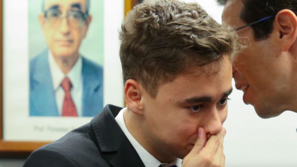 Entre os contatos encontrados nos celulares do banqueiro **Daniel Vorcaro**, durante as investigações da **CPI do INSS**, destacam-se os números do deputado federal **Nikolas Ferreira** (PL-MG) e do senador **Flávio Bolsonaro** (PL-RJ). A descoberta desses contatos gerou interesse e especulações sobre a natureza das comunicações entre essas figuras públicas e o banqueiro. Segundo a publicação, Nikolas Ferreira admitiu a possibilidade de ter tido algum contato com Vorcaro, embora não se lembre de qualquer comunicação específica, seja por telefone ou mensagens. A presença dos números de Nikolas Ferreira e Flávio Bolsonaro nos dispositivos de Vorcaro levanta questões sobre a extensão das relações entre políticos e empresários no Brasil. Segundo o site, a CPI do INSS está investigando possíveis irregularidades e conexões que possam existir entre o banqueiro e figuras políticas influentes. O fato de Nikolas Ferreira não se recordar de interações com Vorcaro não elimina a possibilidade de que tais contatos tenham ocorrido em algum momento, o que pode ser relevante para as investigações em curso. A investigação da CPI do INSS busca esclarecer a natureza dessas conexões e seu impacto potencial em questões de governança e ética no setor público. A descoberta dos números de contato de figuras políticas proeminentes nos celulares de Vorcaro sugere a necessidade de uma análise mais aprofundada das relações entre o setor financeiro e a política no Brasil. Segundo a publicação, a admissão de Nikolas Ferreira sobre um possível contato, mesmo que não lembrado, destaca a complexidade das redes de comunicação e influência que permeiam o cenário político e econômico do país.