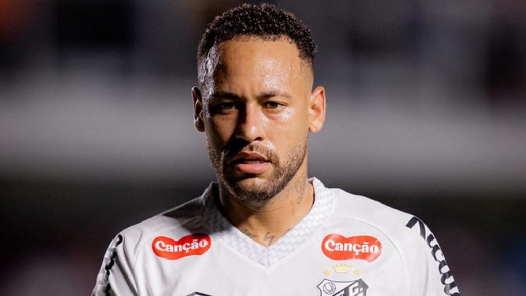 Durante a partida entre **Cruzeiro** e **Santos**, um erro de arbitragem gerou grande insatisfação no jogador **Neymar**, conhecido por sua habilidade e personalidade marcante dentro e fora dos campos. O jogo, que terminou sem o triunfo do Santos, foi marcado por uma decisão controversa do árbitro, que, segundo a publicação do ND Mais, impediu a vitória do time visitante. Neymar, que atualmente joga pelo Al-Hilal, expressou sua revolta nas redes sociais, destacando que a decisão tomada pelo árbitro "não existe", evidenciando sua frustração com o ocorrido. O erro de arbitragem mencionado por Neymar refere-se a um lance específico que, segundo o site ND Mais, poderia ter mudado o resultado final da partida. A insatisfação do jogador reflete um sentimento comum entre os torcedores e jogadores que, frequentemente, se veem prejudicados por decisões equivocadas durante os jogos. A crítica de Neymar ressalta a importância de uma arbitragem justa e precisa, especialmente em partidas de grande relevância, onde cada decisão pode impactar significativamente o resultado e o desempenho das equipes. A repercussão das palavras de Neymar destaca a influência que o jogador ainda exerce no futebol brasileiro, mesmo atuando em um clube fora do país. Sua manifestação pública sobre o erro de arbitragem em Cruzeiro x Santos chama a atenção para a necessidade de melhorias nos critérios de arbitragem e na utilização de tecnologias que possam auxiliar na tomada de decisões mais justas. Segundo a publicação, a insatisfação de Neymar é um reflexo do desejo por um futebol mais transparente e justo, onde erros humanos possam ser minimizados para garantir a integridade do esporte.