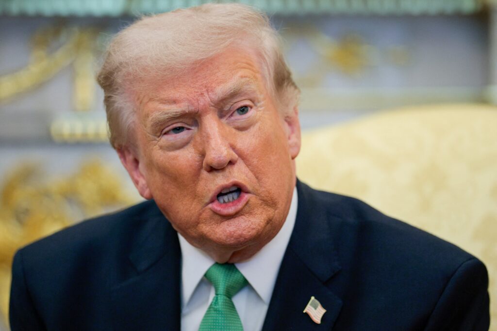 Durante um encontro tradicional do Dia de São Patrício, o ex-presidente dos Estados Unidos, Donald **Trump**, fez uma declaração contundente ao lado do primeiro-ministro da Irlanda, Micheál Martin. Ele afirmou que "não podemos permitir que **lunáticos** tenham **armas nucleares**", uma declaração que rapidamente chamou a atenção da mídia e dos presentes. Segundo a publicação, a reunião, que normalmente celebra a amizade entre os dois países, foi dominada por discussões sobre o Oriente Médio, um tema que tem gerado preocupações internacionais devido à instabilidade na região. O foco das perguntas dirigidas a Trump durante o evento foi o **Irã**, um país que tem estado no centro das atenções devido ao seu programa nuclear. Segundo o site, Trump expressou preocupações sobre a possibilidade de que o Irã, ou outros países considerados instáveis, possam desenvolver ou adquirir armas nucleares. Essa preocupação não é nova e tem sido um ponto central nas políticas de segurança internacional, especialmente para os Estados Unidos, que historicamente têm buscado limitar a proliferação nuclear através de sanções e acordos diplomáticos. A declaração de Trump reflete uma visão de que a segurança global está ameaçada quando nações consideradas instáveis ou lideradas por indivíduos imprevisíveis têm acesso a armamentos de destruição em massa. Segundo a publicação, essa perspectiva tem sido um tema recorrente em discursos políticos e debates internacionais. A reunião com Micheál Martin, embora centrada em celebrações culturais, destacou a importância de discussões contínuas sobre segurança nuclear e a necessidade de cooperação internacional para prevenir que armas nucleares caiam nas mãos erradas.