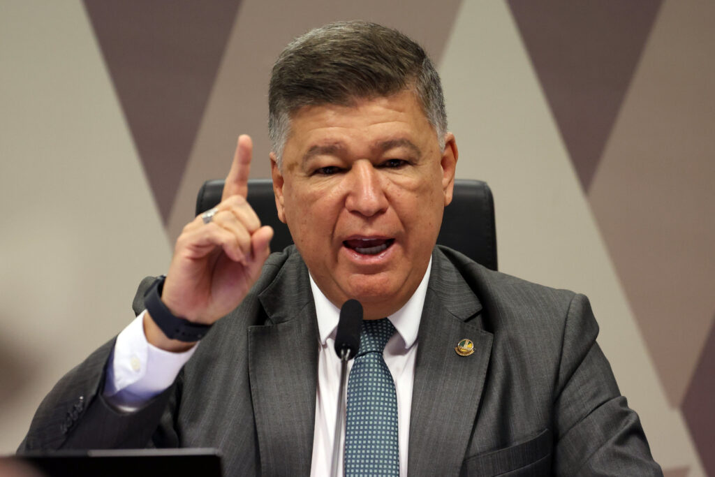 O presidente da **CPMI do INSS**, senador Carlos Viana (Podemos-MG), destacou que a comissão enfrentou diversos obstáculos durante as investigações relacionadas a **Fábio Luiz Lula da Silva**, conhecido como Lulinha. Em entrevista ao programa Roda Viva, Viana afirmou que, apesar de não poder confirmar a culpa de Lulinha, houve uma clara "blindagem" que dificultou o progresso das investigações. Segundo a publicação, a comissão encontrou barreiras tanto políticas quanto judiciais, que limitaram o acesso a informações e documentos essenciais para o avanço das apurações. Durante a entrevista, o senador Viana mencionou que a viagem de Lulinha, filho do ex-presidente Luiz Inácio Lula da Silva, foi um dos pontos de interesse da comissão. No entanto, ele ressaltou que a investigação não conseguiu avançar significativamente devido à falta de cooperação de algumas partes envolvidas e à proteção que Lulinha teria recebido. Segundo o site O Antagonista, essa proteção se manifestou de várias formas, incluindo a dificuldade em obter documentos e depoimentos que poderiam esclarecer o papel de Lulinha em possíveis irregularidades. A **CPMI do INSS** foi criada com o objetivo de investigar fraudes e irregularidades no sistema previdenciário brasileiro. No entanto, segundo o senador Viana, a comissão esbarrou em desafios que foram além das questões técnicas e administrativas, envolvendo também interesses políticos que complicaram o andamento das investigações. A declaração do presidente da CPMI destaca a complexidade e a sensibilidade das investigações que envolvem figuras públicas e a necessidade de um sistema judicial e político que permita o livre acesso à informação e a transparência nas apurações.