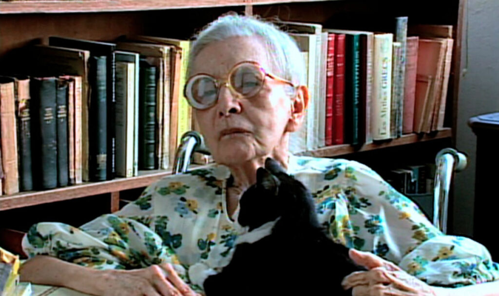 A célebre frase de **Nise da Silveira**, "Não se curem além da conta. Gente curada demais é gente chata.", reflete uma visão profunda e inovadora sobre a saúde mental e o comportamento humano. Nise da Silveira, uma renomada psiquiatra brasileira, desafiou as práticas tradicionais da psiquiatria em sua época, promovendo abordagens mais humanas e compreensivas no tratamento de pacientes com transtornos mentais. Sua perspectiva sugere que a busca incessante por uma cura completa pode, paradoxalmente, levar a uma perda de autenticidade e espontaneidade, características que tornam as pessoas interessantes e únicas. Nise da Silveira acreditava que a **individualidade** e as **peculiaridades** de cada pessoa são aspectos fundamentais da condição humana. Em vez de buscar uma conformidade rígida com normas sociais de comportamento, ela defendia a aceitação das diferenças e a valorização das experiências únicas de cada indivíduo. Para Nise, a convivência com pessoas "ajuizadas demais" poderia ser monótona, pois essas pessoas poderiam perder a capacidade de se conectar de maneira genuína e empática com os outros. A psiquiatra foi pioneira ao introduzir métodos terapêuticos que priorizavam a expressão criativa e a liberdade emocional, como o uso da **arte** e da **expressão simbólica** no tratamento de pacientes psiquiátricos. Ela fundou o **Museu de Imagens do Inconsciente**, onde as obras de arte criadas por seus pacientes eram preservadas e estudadas, revelando a riqueza do mundo interior de cada um deles. Nise da Silveira acreditava que a arte poderia ser uma poderosa ferramenta de cura, permitindo que os pacientes expressassem suas emoções e experiências de maneira autêntica. A frase "Felizmente, eu nunca convivi com pessoas ajuizadas" reforça sua preferência por ambientes onde a diversidade de pensamentos e comportamentos é valorizada. Para Nise, a convivência com pessoas que abraçam suas imperfeições e peculiaridades é enriquecedora e estimulante. Ela via a "cura" não como a eliminação de todas as características consideradas "anormais", mas como a capacidade de viver de maneira plena e autêntica, respeitando a própria essência. Nise da Silveira também criticava os métodos tradicionais de tratamento psiquiátrico, como o uso excessivo de medicamentos e terapias de choque, que muitas vezes visavam suprimir os sintomas sem considerar o bem-estar emocional e psicológico dos pacientes. Ela defendia uma abordagem mais **humanista**, que reconhecesse a complexidade do ser humano e a importância de tratar cada paciente como um indivíduo único. Em resumo, a visão de Nise da Silveira sobre a "cura" vai além da simples eliminação de sintomas. Ela propõe uma reflexão sobre o que significa ser verdadeiramente saudável e feliz, sugerindo que a aceitação das próprias imperfeições e a valorização da diversidade humana são essenciais para uma vida plena. Sua abordagem inovadora e compassiva continua a inspirar profissionais da saúde mental e a desafiar as convenções da psiquiatria moderna. A mensagem de Nise nos convida a reconsiderar nossas percepções sobre saúde mental e a abraçar a complexidade e a beleza da condição humana.