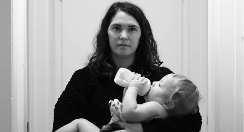 Ser mãe é uma jornada repleta de desafios e surpresas, comparável à famosa expressão "Vim, vi, venci" do imperador romano Júlio César. Essa frase encapsula a essência da maternidade, onde cada dia traz novas batalhas e conquistas. **Ser mãe** é enfrentar **perrengues** diários, desde as pequenas dificuldades cotidianas até os grandes desafios emocionais e físicos. É uma experiência que exige resiliência, paciência e, acima de tudo, disposição para lidar com o inesperado. A maternidade é um território onde o improvável se torna rotina. Imagine acreditar em um **urso polar** de uma famosa bebida que promete limpar sua privada "suuuuuperbem" e achar isso lindo. Essa é a realidade de muitas mães, que encontram beleza e humor nas situações mais inusitadas. A capacidade de rir de si mesma e das circunstâncias é uma habilidade essencial para navegar pelos altos e baixos da criação dos filhos. Além disso, ser mãe significa estar preparada para sacrificar o conforto pessoal em prol do bem-estar dos filhos. Isso pode incluir noites sem dormir, preocupações constantes e a necessidade de equilibrar múltiplas responsabilidades. A maternidade não é apenas sobre cuidar das necessidades físicas dos filhos, mas também sobre nutrir seu desenvolvimento emocional e intelectual. Isso requer uma dedicação incansável e um amor incondicional que muitas vezes desafia a lógica e a razão. Os **perrengues** enfrentados pelas mães não se limitam apenas ao aspecto físico. Há também desafios emocionais significativos, como lidar com a culpa materna, a pressão social para ser uma "supermãe" e o medo constante de não estar fazendo o suficiente. Esses sentimentos são comuns e fazem parte da jornada de muitas mulheres que se dedicam à maternidade. Reconhecer e aceitar essas emoções é crucial para manter a saúde mental e emocional. A maternidade também é uma oportunidade para aprender e crescer. Cada desafio enfrentado é uma lição que contribui para o desenvolvimento pessoal. As mães frequentemente descobrem novas forças e habilidades que nunca imaginaram possuir. Essa transformação pessoal é uma das recompensas mais valiosas da maternidade, proporcionando um senso de realização e propósito que transcende as dificuldades diárias. Em resumo, a maternidade é uma experiência complexa e multifacetada que exige disposição para enfrentar **perrengues** e encontrar beleza nas imperfeições. Ser mãe é uma jornada de amor, sacrifício e crescimento pessoal. É uma escolha que deve ser feita com plena consciência dos desafios envolvidos, mas também com a certeza de que as recompensas emocionais e espirituais são incomparáveis. Portanto, antes de se tornar mãe, é essencial estar preparada para abraçar essa aventura com coragem e determinação.