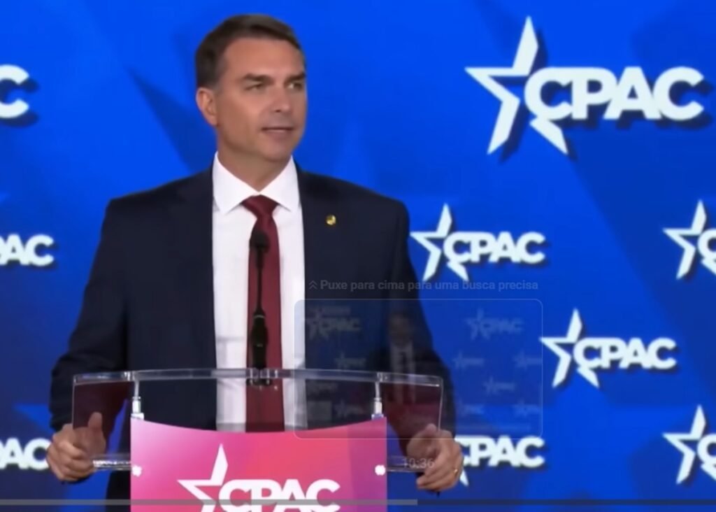Por que Flávio Bolsonaro pediu pressão dos EUA sobre as eleições no Brasil? Flávio Bolsonaro solicitou que os EUA e o "mundo livre" exerçam pressão diplomática para garantir que as eleições de 2026 no Brasil sejam "livres e justas", baseadas em "valores de origem americana". Qual foi o contexto do discurso de Flávio Bolsonaro? O discurso ocorreu na Conferência da Ação Política Conservadora (CPAC) no Texas, um dos principais fóruns da direita americana, diante de uma plateia conservadora. Flávio Bolsonaro quer interferência estrangeira nas eleições brasileiras? Embora tenha pedido atenção internacional, Flávio afirmou que não deseja interferência estrangeira, mas sim acompanhamento do processo eleitoral e liberdade de expressão nas redes sociais. Quais críticas Flávio fez ao governo Biden? Flávio acusou, sem provas, o governo Biden de interferir nas eleições de 2022 para favorecer Lula e sugeriu uma mudança na política externa americana em relação ao Brasil. Como Flávio comparou Jair Bolsonaro a Donald Trump? Flávio traçou paralelos entre seu pai e Trump, afirmando que ambos foram vítimas de "lawfare" e perseguidos por defender valores conservadores. Quais bandeiras do bolsonarismo foram mencionadas? Flávio destacou que Bolsonaro combateu a "tirania da Covid", os cartéis de drogas, a "agenda ambiental radical" e a "agenda woke". Qual foi a crítica de Flávio ao governo Lula? Flávio acusou Lula de ser "abertamente antiamericano", de aproximar o Brasil da China e de atuar contra interesses dos EUA em política externa. O que Flávio disse sobre minerais críticos? Flávio destacou que o Brasil possui reservas de minerais críticos, como terras raras, e pode ajudar os EUA a reduzir a dependência da China. Qual é a visão de Flávio sobre a relação Brasil-EUA? Flávio propõe um alinhamento geopolítico com os EUA, destacando a necessidade de cadeias de suprimento seguras e cooperação no combate ao crime transnacional. O que Flávio prometeu em sua pré-candidatura? Flávio afirmou que seu governo seria um "Bolsonaro 2.0", melhor que o primeiro, e que lutaria contra interesses da elite global e pela liberdade. Como Flávio vê a aliança Brasil-EUA? Flávio acredita que Brasil e EUA compartilham valores judaico-cristãos e que uma aliança forte beneficiaria ambos os países em termos de segurança e economia. Qual foi o apelo final de Flávio no discurso? Flávio pediu que o mundo livre observe as eleições brasileiras, monitore a liberdade de expressão e aplique pressão diplomática para garantir eleições justas. O que Flávio espera alcançar com sua candidatura? Flávio espera retornar ao CPAC como presidente do Brasil, celebrando uma vitória eleitoral e o fortalecimento de uma aliança conservadora no Hemisfério Ocidental.