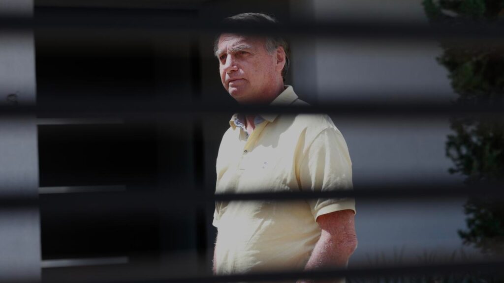 As **negativas de prisão domiciliar para Bolsonaro** têm gerado um debate significativo sobre o possível **excesso de rigor** e a **violação à dignidade**. Esse cenário levanta questões importantes sobre o tratamento dispensado a figuras públicas no sistema judiciário brasileiro e os critérios utilizados para a concessão de prisão domiciliar. A prisão domiciliar é uma medida alternativa à prisão em regime fechado, geralmente concedida a indivíduos que atendem a critérios específicos, como idade avançada, problemas de saúde ou outras condições que justifiquem a necessidade de um ambiente menos restritivo. No caso de Jair Bolsonaro, ex-presidente do Brasil, os pedidos de prisão domiciliar foram negados, suscitando discussões sobre a aplicação dessas normas. Um dos principais argumentos em favor da concessão da prisão domiciliar a Bolsonaro é a questão da **dignidade humana**. A Constituição Federal do Brasil e tratados internacionais dos quais o país é signatário garantem o respeito à dignidade de todos os indivíduos, independentemente de sua posição ou histórico. A negativa de um tratamento mais brando pode ser vista como uma violação a esse princípio, especialmente se considerarmos que a prisão domiciliar não implica impunidade, mas sim uma forma de cumprimento de pena que respeita condições específicas do detento. Além disso, o **excesso de rigor** na negativa de prisão domiciliar pode ser interpretado como uma medida desproporcional, especialmente se comparada a outros casos semelhantes em que a prisão domiciliar foi concedida. A igualdade perante a lei é um pilar fundamental do sistema judiciário, e qualquer percepção de tratamento desigual pode minar a confiança pública nas instituições. Outro ponto relevante é a saúde e a segurança do detento. A prisão domiciliar pode ser uma alternativa mais segura e adequada para indivíduos que apresentam condições de saúde que podem ser agravadas no ambiente prisional. No caso de Bolsonaro, a avaliação dessas condições é crucial para determinar a adequação da medida. A discussão sobre a prisão domiciliar de Bolsonaro também reflete um debate mais amplo sobre o sistema penitenciário brasileiro e suas condições. A superlotação, a falta de recursos e as condições insalubres são problemas conhecidos que afetam a dignidade dos detentos e podem justificar a concessão de medidas alternativas, como a prisão domiciliar, em casos específicos. Em suma, as negativas de prisão domiciliar para Bolsonaro levantam questões importantes sobre o equilíbrio entre a aplicação da lei e o respeito aos direitos humanos. O debate sobre o **excesso de rigor** e a **violação à dignidade** nesse contexto é essencial para garantir que o sistema judiciário brasileiro funcione de maneira justa e equitativa, respeitando os princípios fundamentais da Constituição e os direitos de todos os cidadãos.