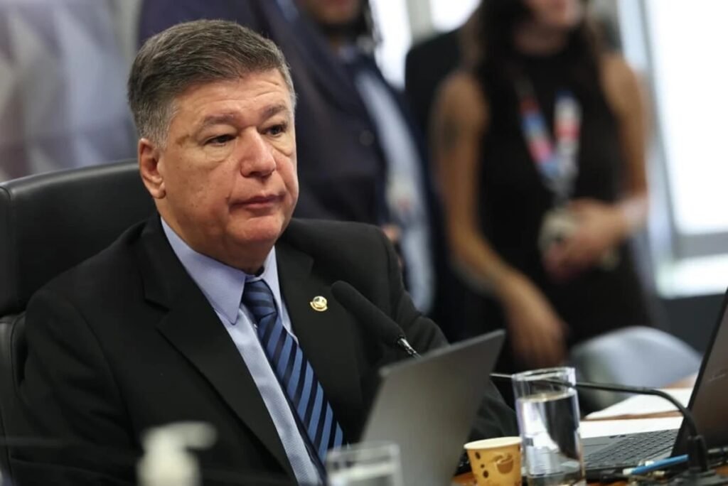 **Nem a tentativa de uma Guerra Santa salvou a CPMI do seu fim** A **Comissão Parlamentar Mista de Inquérito (CPMI) do INSS** tornou-se um palco de disputas políticas e manobras que desviaram seu foco original. Mas o que levou a CPMI a esse desfecho? Segundo a publicação do Metrópoles, a comissão foi marcada por um teatro mambembe, onde até a religião foi utilizada como um escudo para desviar a atenção de seu verdadeiro propósito. **Qual era o objetivo da CPMI do INSS?** A CPMI foi criada para investigar possíveis irregularidades no Instituto Nacional do Seguro Social (INSS). No entanto, ao longo de seu curso, a comissão se desviou de seu objetivo principal, transformando-se em um cenário de disputas políticas e acusações infundadas. **Como a religião foi utilizada nesse contexto?** Carlos Viana, senador que ainda deve explicações ao Supremo Tribunal Federal sobre o envio de milhões de reais em emendas para a Igreja da Lagoinha, adotou uma postura complacente com aqueles que tentaram caracterizar a investigação como uma perseguição religiosa. Segundo a publicação, essa estratégia é antiga, mas continua sendo perigosa, pois mistura a devoção de milhões com as falcatruas de alguns poucos. **Quem são os principais envolvidos nesse cenário?** Além de Carlos Viana, a figura de Sóstenes Cavalcante emergiu como um personagem central. Cavalcante tentou enquadrar a investigação de lavagem de dinheiro como um ataque aos evangélicos. No entanto, a esquerda, ao apontar o dedo para emendas mal explicadas, não ataca a fé de ninguém, mas sim aqueles que usam o púlpito para fins ilícitos. **Qual foi a reação do Superior Tribunal Federal?** Diante da falta de evolução e das distorções da CPMI do INSS, o Superior Tribunal Federal decidiu barrar a prorrogação da comissão. Essa decisão foi vista como um passo necessário para encerrar um ciclo de manobras políticas que não contribuíam para o esclarecimento dos fatos. **Quais são as implicações políticas desse desfecho?** Com o fim da CPMI, a oposição já começou a preparar vídeos para suas campanhas, tentando transformar o combate à corrupção em uma guerra santa imaginária. Essa narrativa, alimentada por fake news, busca desviar a atenção do público dos verdadeiros problemas e criar uma cortina de fumaça. **O que podemos aprender com essa situação?** A utilização da religião como ferramenta política é um insulto à inteligência do eleitor e à própria religião. É essencial que investigações como a da CPMI do INSS mantenham seu foco no interesse público e não se deixem desviar por manobras que buscam proteger interesses particulares. **Conclusão** A tentativa de transformar a CPMI do INSS em uma guerra santa não foi suficiente para salvá-la de seu fim. A decisão do Superior Tribunal Federal de barrar sua prorrogação foi um passo importante para garantir que investigações futuras sejam conduzidas com seriedade e foco em seu verdadeiro propósito. Segundo a publicação do Metrópoles, é preciso estar atento às estratégias que buscam desviar a atenção do público e manter o foco no combate à corrupção e na busca pelo bem comum.