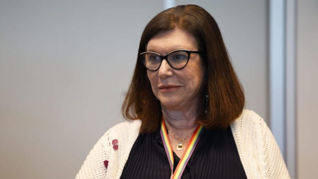 A **Petrobras** assegura que o atual clima de **nervosismo** nos mercados internacionais não terá impacto significativo sobre o Brasil. De acordo com Magda Chambriard, a estratégia de "abrasileiramento" dos preços dos combustíveis desempenha um papel crucial nesse cenário. Essa abordagem visa proteger os consumidores brasileiros das flutuações e especulações que ocorrem no mercado global de energia. Segundo a publicação, a Petrobras adota medidas para garantir que os preços internos dos combustíveis não sejam diretamente influenciados pelas variações externas, oferecendo assim uma maior estabilidade para o mercado interno. O conceito de "abrasileiramento" dos preços, conforme explicado por Chambriard, envolve a adaptação dos valores dos combustíveis às condições econômicas locais, em vez de seguir estritamente as oscilações do mercado internacional. Isso significa que, mesmo diante de um cenário global volátil, os consumidores brasileiros podem contar com uma certa previsibilidade nos preços dos combustíveis. Segundo o site, essa política é parte de um esforço mais amplo da Petrobras para mitigar os efeitos de crises externas e garantir a segurança energética do país. A empresa busca, assim, equilibrar suas operações financeiras com a necessidade de proteger os consumidores de aumentos abruptos nos preços. Além disso, a Petrobras está comprometida em manter uma comunicação transparente com o público sobre suas estratégias de precificação. A empresa entende que a confiança dos consumidores é essencial para o sucesso de suas políticas. Segundo a publicação, ao adotar o "abrasileiramento" dos preços, a Petrobras não apenas estabiliza o mercado interno, mas também fortalece sua posição como uma empresa responsável e alinhada com os interesses nacionais. Essa abordagem, portanto, não só protege os consumidores, mas também contribui para a estabilidade econômica do Brasil em tempos de incerteza global.