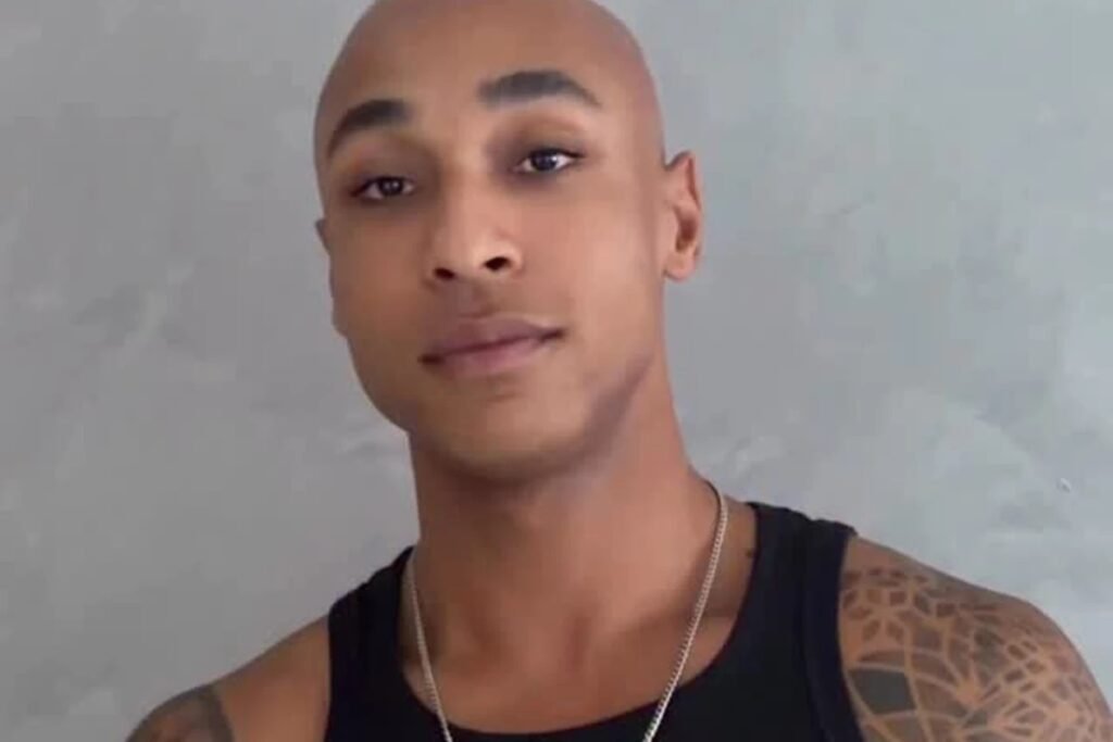 Quem é Pedro Mussum Neto e por que ele está nas manchetes? Pedro Mussum Neto, neto do ex-Trapalhão Mussum, está nas manchetes após ser acusado de drogar e roubar um modelo. Ele nega as acusações e afirma ter acionado o SAMU ao perceber que o modelo não estava bem. Quais são as acusações feitas contra Pedro Mussum Neto? Pedro é acusado de dopar o modelo Kyle Goffney com "Boa Noite, Cinderela" e roubar R$ 15 mil. Kyle afirma que câmeras de segurança mostram Pedro entrando e saindo de seu apartamento. Como Pedro Mussum Neto respondeu às acusações? Pedro negou as acusações em vídeo nas redes sociais, afirmando que foi ele quem chamou o SAMU. Ele planeja tomar medidas judiciais contra o autor das denúncias e registrou um boletim de ocorrência. Quais medidas Pedro Mussum Neto pretende tomar? Pedro declarou que adotará medidas judiciais contra o autor das denúncias e colaborará com as autoridades para esclarecer os fatos. Ele enfatiza sua conduta de honestidade e transparência. Qual é a reação de Pedro Mussum Neto sobre as imagens de segurança? Pedro não comentou diretamente sobre as imagens, mas nega as acusações e destaca sua iniciativa de buscar ajuda médica para o modelo, reforçando que as acusações distorcem a realidade.