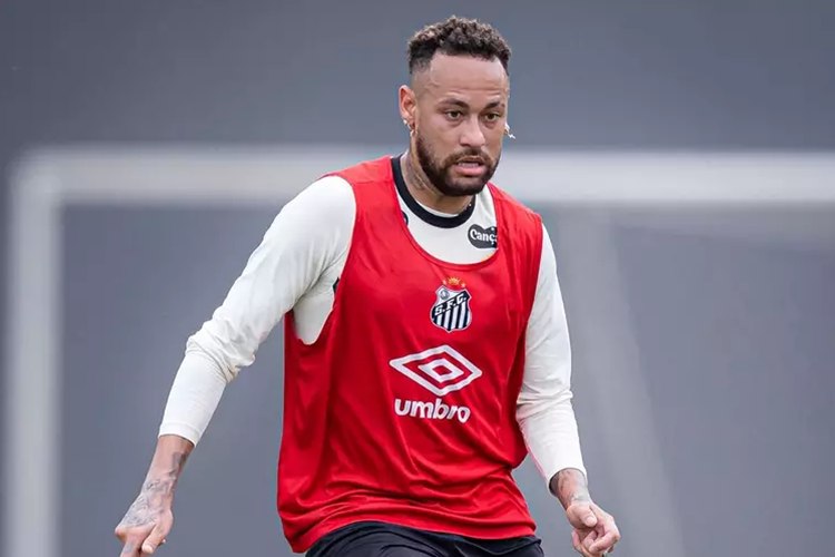 **Neymar** expressou recentemente seu desejo de retornar à **Seleção Brasileira** e disputar mais uma **Copa do Mundo**. Segundo a publicação, o jogador do **Santos FC** está aguardando uma possível convocação do técnico **Carlo Ancelotti**. Neymar, que já teve uma carreira brilhante na seleção, destacou sua vontade de continuar contribuindo para o time nacional. Ele afirmou: "O meu desejo é voltar à Seleção e jogar uma Copa do Mundo", demonstrando sua determinação em vestir novamente a camisa verde e amarela. A expectativa em torno da convocação de Neymar está relacionada à chegada de Carlo Ancelotti ao comando técnico da seleção. Ancelotti, conhecido por sua vasta experiência e sucesso em clubes europeus, pode trazer uma nova perspectiva para a equipe brasileira. Segundo o site, a presença de um técnico com o perfil de Ancelotti pode ser um fator decisivo para a inclusão de Neymar na equipe. O jogador, que já foi peça fundamental em campanhas anteriores, acredita que ainda tem muito a oferecer ao time, especialmente em competições de alto nível como a Copa do Mundo. Além disso, a possível volta de Neymar à seleção pode ter um impacto significativo no desempenho do time. Sua habilidade e experiência são vistas como elementos cruciais para fortalecer o elenco. Segundo a publicação, a combinação de jovens talentos com jogadores experientes como Neymar pode criar uma equipe mais equilibrada e competitiva. A expectativa é que, sob a liderança de Ancelotti, a seleção brasileira possa alcançar novos patamares e, quem sabe, conquistar mais um título mundial. A torcida brasileira, assim como Neymar, aguarda ansiosamente por essa convocação e pelo futuro promissor da seleção.