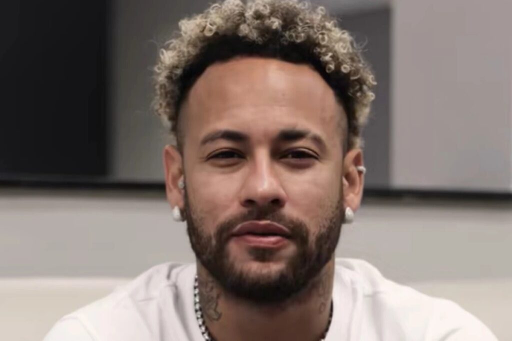 Por que Neymar foi exposto por jogar pôquer? Neymar foi exposto por participar de uma maratona online de pôquer, o que gerou comentários e atenção da mídia. Como Neymar reagiu à exposição? Ele debochou da situação, admitindo a maratona e afirmando que continuaria jogando seu "pôquerzinho". Qual é a relação de Neymar com o pôquer? Neymar é conhecido por ser um entusiasta do pôquer, frequentemente participando de torneios e jogando online. Quais são as consequências dessa exposição para Neymar? A exposição pode gerar críticas sobre suas prioridades, mas também reforça sua imagem de personalidade descontraída. Por que a atitude de Neymar gera curiosidade? A forma como ele lida com críticas, com humor e desdém, intriga o público e mantém seu nome em destaque. Como essa situação afeta a carreira de Neymar? Embora possa gerar debates, não parece impactar diretamente sua carreira, já que ele continua focado no futebol. O que o público pode esperar de Neymar no futuro? Neymar provavelmente continuará equilibrando sua paixão pelo futebol e pelo pôquer, mantendo-se no centro das atenções.