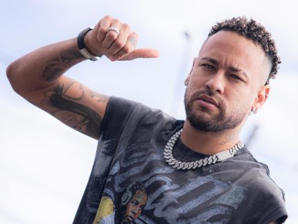 O técnico **Cuca** decidiu não escalar **Neymar** para o jogo contra o **Cruzeiro**, citando o risco de lesão como principal motivo para a ausência do craque. Segundo a publicação, a decisão foi tomada após uma conversa com o camisa 10, na qual foi discutida a importância de controlar a carga de trabalho do jogador. Essa medida visa preservar a saúde de Neymar e garantir que ele possa atuar em sua melhor forma ao longo da temporada, evitando problemas físicos que possam comprometer seu desempenho e o planejamento do clube. A estratégia de controle de carga é uma prática comum no futebol moderno, especialmente para jogadores que têm um histórico de lesões, como é o caso de Neymar. Segundo o site, o técnico Cuca enfatizou a necessidade de gerenciar cuidadosamente o tempo de jogo e os treinos do atleta para minimizar o risco de novas lesões. Essa abordagem preventiva é crucial para manter o jogador disponível nas partidas mais importantes e para prolongar sua carreira em alto nível. Além disso, a ausência de Neymar na reestreia pelo clube foi vista como uma decisão prudente, considerando o calendário apertado e as exigências físicas do esporte. A decisão de poupar Neymar também reflete uma tendência crescente no futebol de priorizar a saúde e o bem-estar dos jogadores. Segundo a publicação, essa prática é cada vez mais adotada por clubes ao redor do mundo, que buscam equilibrar o desempenho em campo com a longevidade dos atletas. Ao adotar essa abordagem, o técnico Cuca demonstra um compromisso com a gestão responsável do elenco, colocando a saúde do jogador acima de pressões imediatas por resultados. Essa estratégia pode ser fundamental para o sucesso do clube a longo prazo, garantindo que Neymar esteja em condições ideais para contribuir de forma decisiva nas competições futuras.