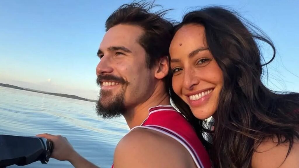 Qual foi a situação constrangedora vivida por Nicolas Prattes com Sabrina Sato? Durante uma viagem a Foz do Iguaçu, Nicolas Prattes confundiu o uniforme do piloto com o look de Sabrina Sato, tocando a coxa do piloto por engano. Como Nicolas Prattes reagiu ao perceber o engano? Ele ficou extremamente envergonhado, admitindo que nunca havia sentido tanta vergonha em sua vida. Por que a viagem a Foz do Iguaçu era especial para Nicolas Prattes? Visitar as Cataratas do Iguaçu era um sonho de infância, e realizar isso ao lado de Sabrina Sato tornou a experiência ainda mais emocionante. Como Sabrina Sato reagiu à situação? Sabrina percebeu o engano, mas deixou a situação se desenrolar por um tempo, achando engraçado. Qual foi o impacto dessa história na participação de Nicolas no programa de Porchat? A história inusitada gerou risos e chamou a atenção do público, destacando o bom humor do ator. O que essa situação revela sobre a relação entre Nicolas Prattes e Sabrina Sato? Mostra que o casal tem uma relação descontraída e que conseguem rir juntos de situações embaraçosas. Como essa experiência pode influenciar futuras viagens do casal? Provavelmente, eles estarão mais atentos e cuidadosos, mas continuarão a aproveitar momentos juntos com bom humor.