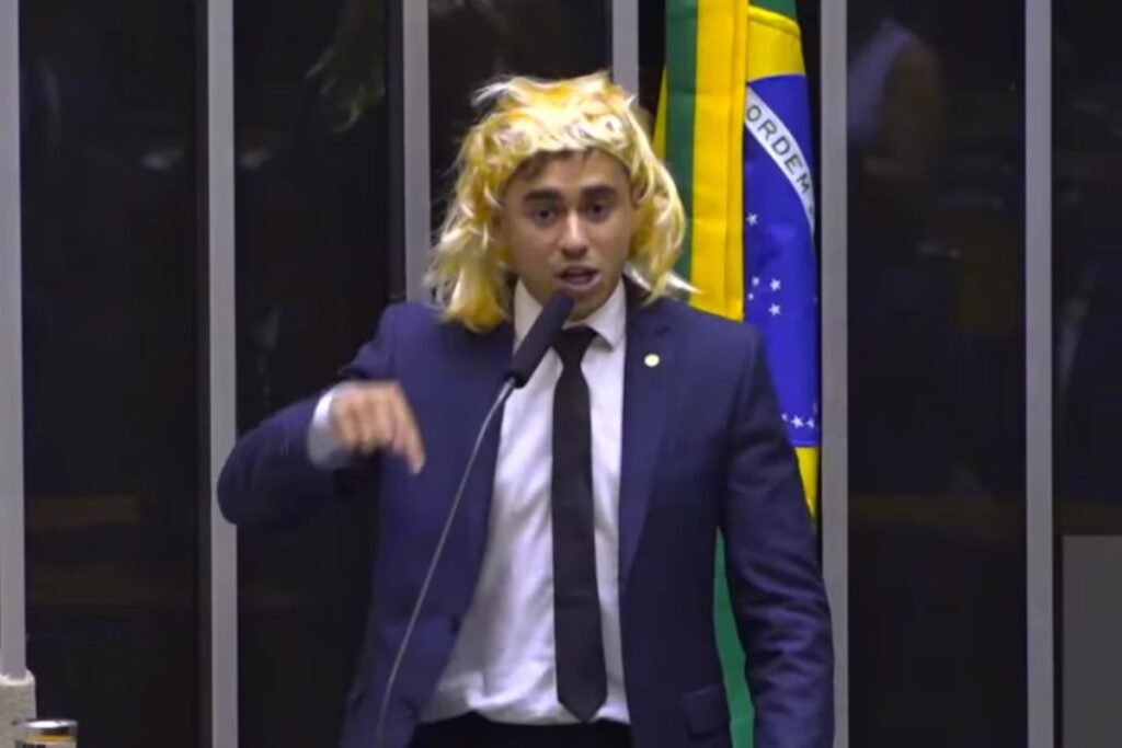 O deputado federal **Nikolas Ferreira** (PL-MG) expressou sua reação após a Justiça anular uma condenação de transfobia contra ele. Segundo a publicação do Metrópoles, na coluna de Paulo Cappelli, a 4ª Turma Cível do **Tribunal de Justiça do Distrito Federal e dos Territórios** decidiu derrubar a sentença que havia sido imposta ao parlamentar. Essa decisão ocorreu em um contexto onde Nikolas Ferreira foi acusado de transfobia após um discurso no plenário da Câmara dos Deputados, no qual utilizou uma peruca. Mas por que Nikolas Ferreira foi inicialmente condenado? A condenação original envolvia o pagamento de R$ 200 mil por danos morais coletivos. A acusação estava relacionada a um discurso considerado transfóbico, realizado no **Dia Internacional da Mulher**, onde o deputado usou uma peruca. A ação foi vista como ofensiva por algumas pessoas e organizações, levando à condenação inicial. Como a decisão foi revertida? Os magistrados da 4ª Turma Cível reformaram a decisão de primeira instância com base na **imunidade parlamentar**. De acordo com o colegiado, as ações e falas de Nikolas Ferreira ocorreram dentro do exercício de seu mandato e no recinto da Casa Legislativa. A Constituição Federal garante aos parlamentares a inviolabilidade de opiniões, palavras e votos, o que foi um ponto crucial para a decisão de anular a condenação. O placar da decisão foi de 3 a 0, indicando unanimidade entre os desembargadores. O que significa imunidade parlamentar? A **imunidade parlamentar** é um princípio constitucional que protege deputados e senadores, garantindo-lhes liberdade para expressar opiniões, palavras e votos no exercício de seus mandatos, sem que possam ser responsabilizados judicialmente por isso. Essa proteção visa assegurar que os parlamentares possam desempenhar suas funções sem medo de represálias judiciais, promovendo um ambiente de debate livre e aberto no Legislativo. Qual foi a reação de Nikolas Ferreira à decisão? Após a decisão, Nikolas Ferreira afirmou que o resultado foi "justo". Ele também aproveitou a oportunidade para criticar a deputada **Erika Hilton** (PSol-SP), que é a atual presidente da Comissão da Mulher na Câmara. A crítica de Nikolas Ferreira a Erika Hilton pode ser vista como parte de um embate político mais amplo, refletindo as tensões entre diferentes visões políticas dentro do Congresso. Por que a decisão é significativa? A decisão de anular a condenação de Nikolas Ferreira é significativa por vários motivos. Primeiro, ela reafirma o princípio da imunidade parlamentar, destacando a proteção constitucional que os parlamentares têm no exercício de suas funções. Segundo, a decisão pode ter implicações para futuros casos envolvendo discursos polêmicos no Legislativo, estabelecendo um precedente sobre os limites da liberdade de expressão parlamentar. Em resumo, a anulação da condenação de Nikolas Ferreira por transfobia pelo Tribunal de Justiça do Distrito Federal e dos Territórios destaca a importância da imunidade parlamentar no Brasil. A decisão, que foi unânime entre os desembargadores, reforça a proteção constitucional das opiniões e palavras dos parlamentares, mesmo em casos de manifestações polêmicas.