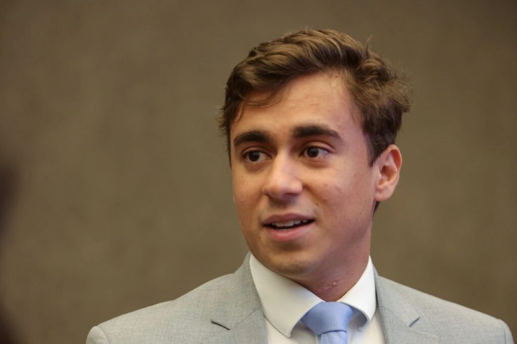 Nikolas Ferreira, deputado federal, foi agraciado com a **comenda da Ordem do Mérito Judiciário** do Tribunal de Justiça do Distrito Federal e Territórios (TJDFT). A cerimônia, que também homenageou outras personalidades, autoridades e entidades, destacou a contribuição de Nikolas para a sociedade. Durante o evento, ele expressou seu apreço pelo **Judiciário**, ressaltando a importância das instituições na manutenção da justiça e da ordem social. Segundo a publicação, Nikolas aproveitou a ocasião para tecer críticas aos "relacionamentos", embora não tenha especificado a que tipo de relacionamentos se referia. A **comenda da Ordem do Mérito Judiciário** é uma honraria concedida a indivíduos e organizações que se destacam por suas contribuições ao sistema de justiça e à sociedade em geral. Segundo o site, a escolha de Nikolas para receber essa medalha reflete seu papel ativo e influente no cenário político brasileiro. Durante seu discurso, ele elogiou o trabalho do Judiciário, enfatizando a necessidade de um sistema judicial forte e independente para garantir os direitos dos cidadãos e a aplicação justa das leis. Além de seus elogios ao Judiciário, Nikolas fez comentários críticos sobre "relacionamentos", embora não tenha detalhado o contexto ou os alvos específicos de suas críticas. Segundo a publicação, suas palavras geraram curiosidade e especulação entre os presentes, mas ele não se aprofundou no assunto durante a cerimônia. A entrega da medalha e o discurso de Nikolas foram registrados em vídeo, permitindo que suas declarações fossem amplamente divulgadas e discutidas.