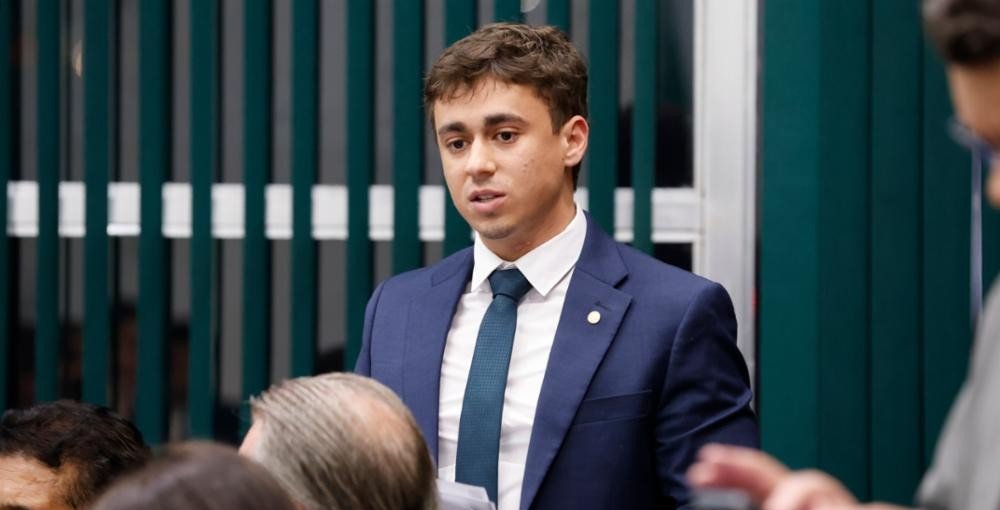 **Nikolas Ferreira tem condenação anulada pela Justiça por discurso com peruca na Câmara** O que levou à condenação de Nikolas Ferreira? Em março de 2023, o deputado federal **Nikolas Ferreira** (PL-MG) foi condenado a pagar R$ 200 mil em indenização por danos morais coletivos. A sentença foi resultado de um discurso realizado no plenário da Câmara dos Deputados, onde o parlamentar usou uma peruca loira e se identificou como "Deputada Nikole". Este ato foi considerado ofensivo por diversas entidades civis e parlamentares, especialmente em relação a temas ligados à identidade de gênero. A ação civil foi movida por associações como a Aliança Nacional LGBTI+ e a Abrafh, que representam a comunidade LGBTQIA+ e famílias homotransafetivas. Por que a condenação foi anulada? Segundo a publicação, a **4ª Turma Cível do Tribunal de Justiça do Distrito Federal e dos Territórios (TJDFT)** decidiu, de forma unânime, anular a condenação de Nikolas Ferreira. Os desembargadores entenderam que as manifestações do deputado estavam amparadas pela imunidade parlamentar prevista na Constituição Federal, uma vez que ocorreram durante o exercício do mandato e dentro da Câmara dos Deputados. Assim, mesmo diante da polêmica causada, o Judiciário não poderia aplicar penalidade ao congressista. Qual foi o papel da imunidade parlamentar neste caso? A **imunidade parlamentar** é um princípio constitucional que protege os membros do Congresso Nacional em suas manifestações, desde que estas ocorram no exercício do mandato e dentro das Casas Legislativas. No caso de Nikolas Ferreira, o TJDFT considerou que seu discurso, apesar de polêmico, estava protegido por essa imunidade, o que levou à anulação da condenação. Quais foram as reações ao discurso de Nikolas Ferreira? O discurso de Nikolas Ferreira gerou reações negativas de diversas entidades civis e parlamentares. As críticas foram principalmente relacionadas à forma como o deputado abordou temas ligados à identidade de gênero, especialmente por ter sido realizado no **Dia Internacional da Mulher**. As entidades que moveram a ação civil consideraram o discurso ofensivo e desrespeitoso. Como a defesa de Nikolas Ferreira argumentou no caso? O advogado **Thiago Rodrigues**, que defendeu Nikolas Ferreira, argumentou que o discurso do deputado não ultrapassou os limites constitucionais impostos aos membros do Congresso. A defesa sustentou que, apesar das críticas, as manifestações estavam dentro do direito de imunidade parlamentar. Qual é a importância deste caso para o debate sobre liberdade de expressão e imunidade parlamentar? Este caso levanta questões importantes sobre os limites da **liberdade de expressão** e a aplicação da imunidade parlamentar. Enquanto a imunidade protege os parlamentares em suas manifestações, há um debate contínuo sobre como equilibrar essa proteção com o respeito aos direitos de grupos minoritários e a promoção de um discurso respeitoso e inclusivo. Em resumo, a anulação da condenação de Nikolas Ferreira pelo TJDFT destaca a complexidade das questões envolvendo imunidade parlamentar e liberdade de expressão. O caso serve como um exemplo de como o Judiciário interpreta e aplica esses princípios constitucionais em situações controversas.