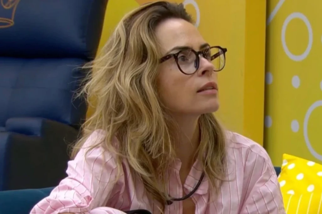 O que Ana Paula descobriu no BBB26 que mudou sua percepção? Ana Paula descobriu que Chaiany votou em Jordana no último Paredão e demonstrou arrependimento, o que abalou sua confiança. Por que a descoberta de Ana Paula foi tão impactante? A descoberta foi impactante porque indicava que, sem o voto de Chaiany, outro participante poderia ter ido ao Paredão, gerando estranhamento. Como Ana Paula reagiu à informação sobre o voto de Chaiany? Ana Paula reagiu de forma direta, questionando a coerência de Chaiany e analisando seu comportamento no jogo. Quais episódios anteriores contribuíram para a desconfiança de Ana Paula? Ana Paula relembrou declarações de Chaiany que geraram desgaste, incluindo comentários de Juliano sobre Chaiany ser um "personagem". Qual é a nova postura de Ana Paula em relação a Chaiany? Ana Paula afirmou que mantém respeito pessoal por Chaiany, mas não confia mais em suas decisões estratégicas no jogo. Como essa descoberta pode influenciar as alianças no BBB26? A descoberta pode sinalizar uma mudança nas alianças e nos próximos movimentos de Ana Paula dentro do reality.